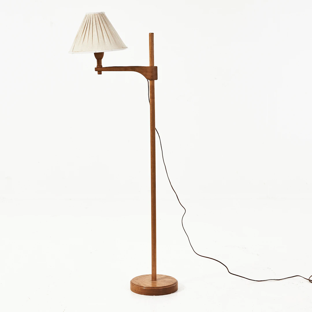 CARL MALMSTEN. Golvlampa, "Staken", ek, brännmärkt CM undertill.