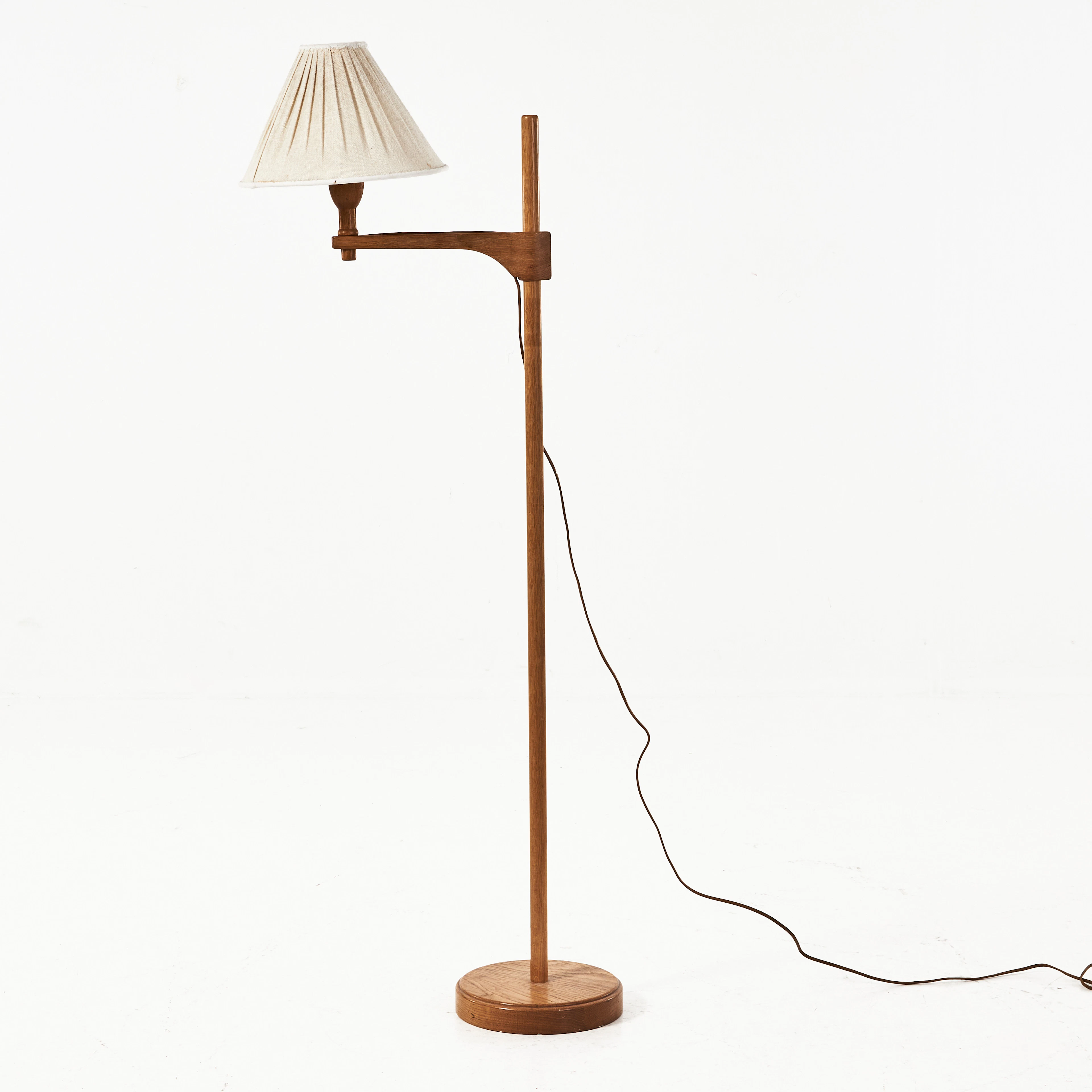 CARL MALMSTEN. Golvlampa, "Staken", ek, brännmärkt CM undertill.