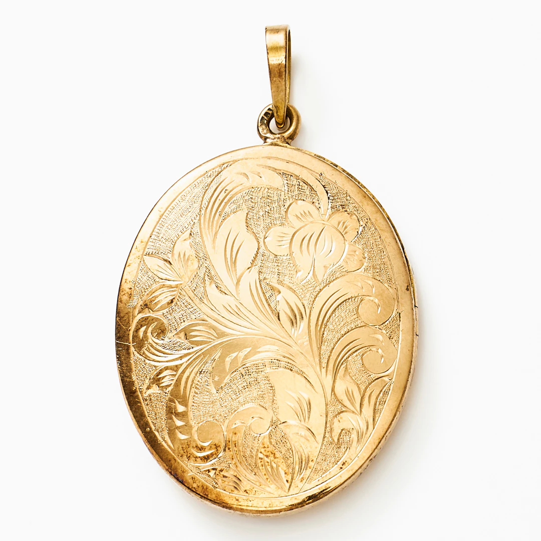 MEDALJONG, 18 k guld, graverad akantusslinga, svensk kontrollstämpel.