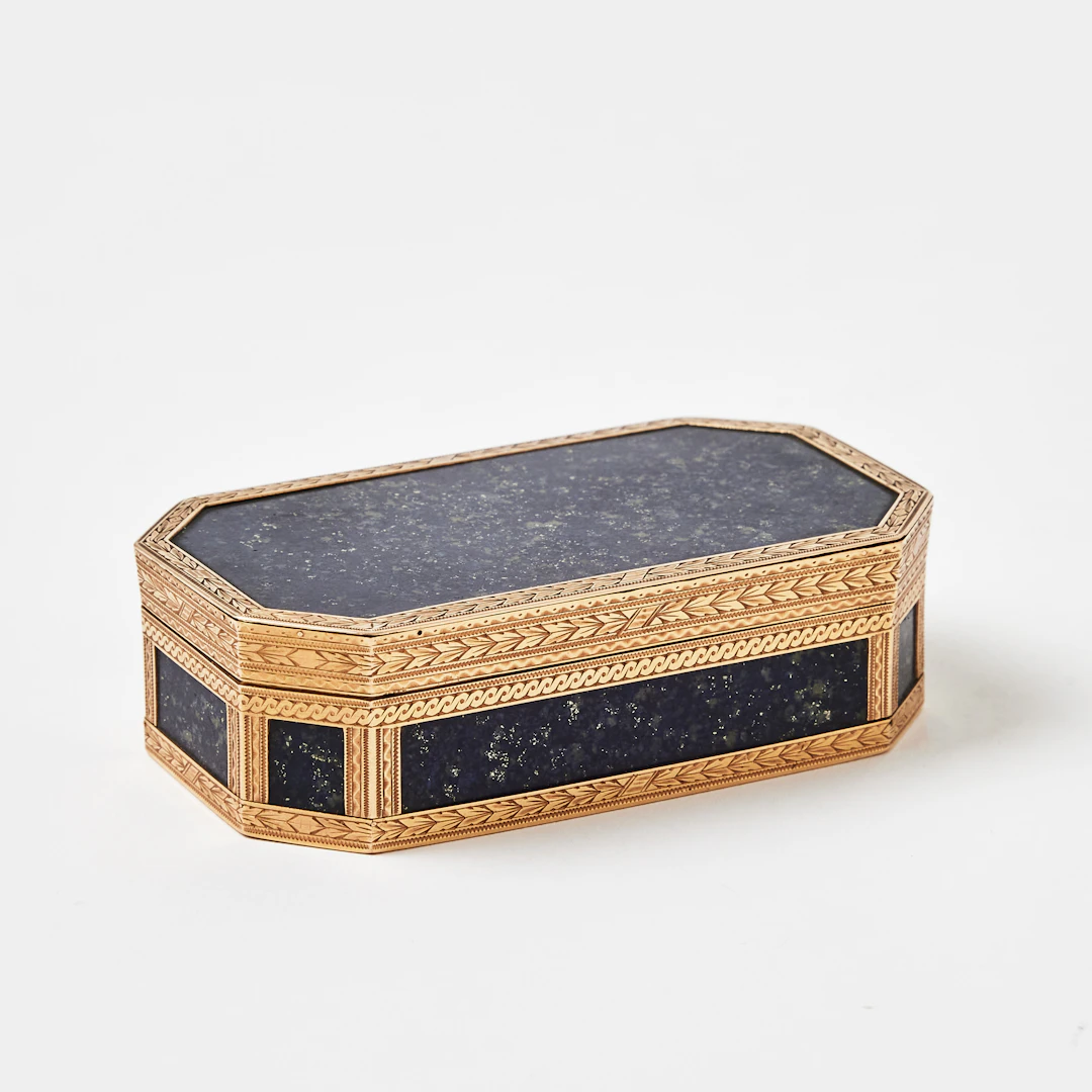 DOSA, 18 k guld, inläggningar av lapis lazuli, dekor av lagerblad