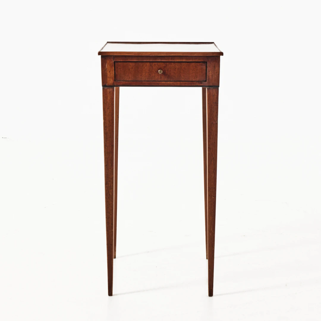SIDOBORD, sengustavianskt, låda i sarg, fanérat i mahogny, omkring 1800.