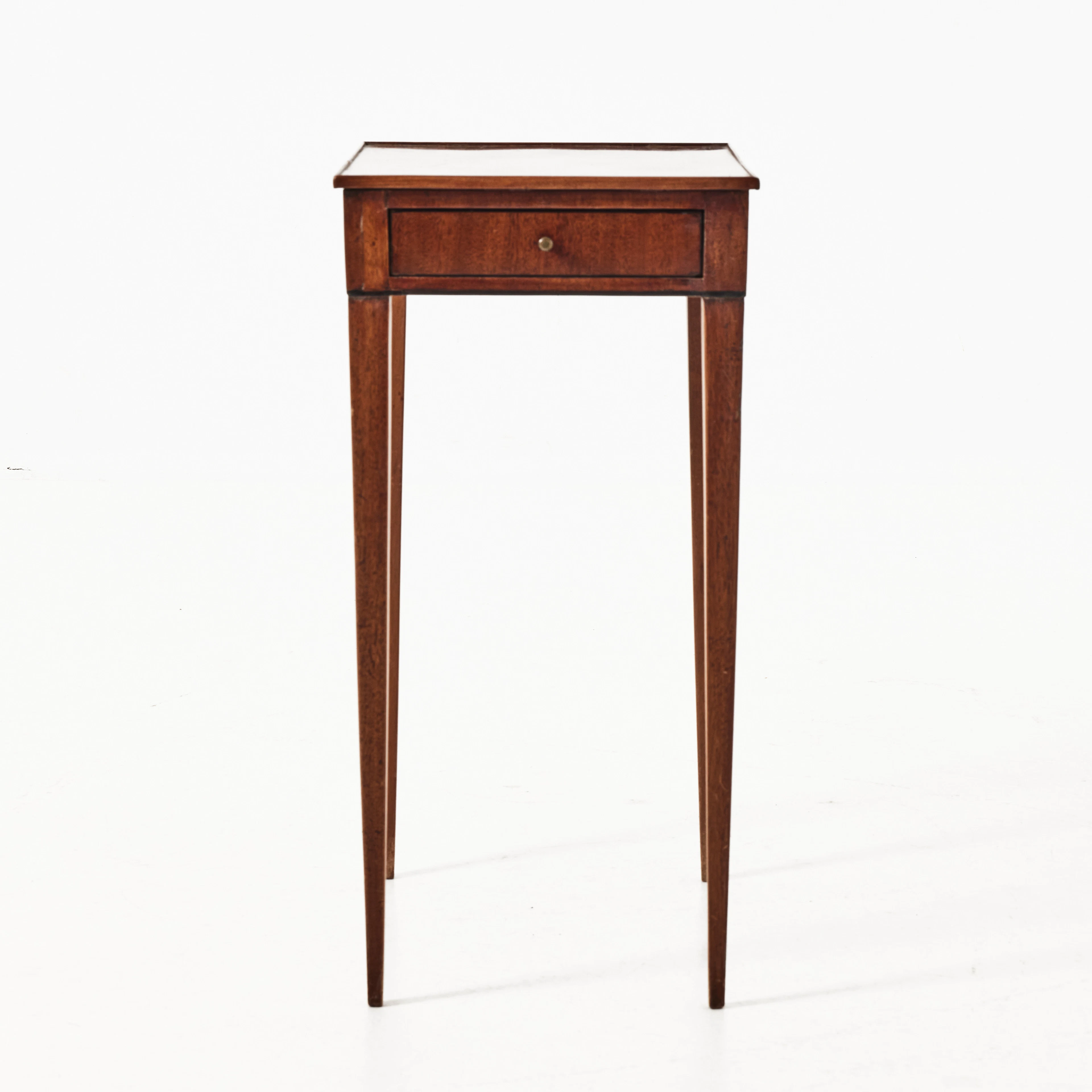 SIDOBORD, sengustavianskt, låda i sarg, fanérat i mahogny, omkring 1800.