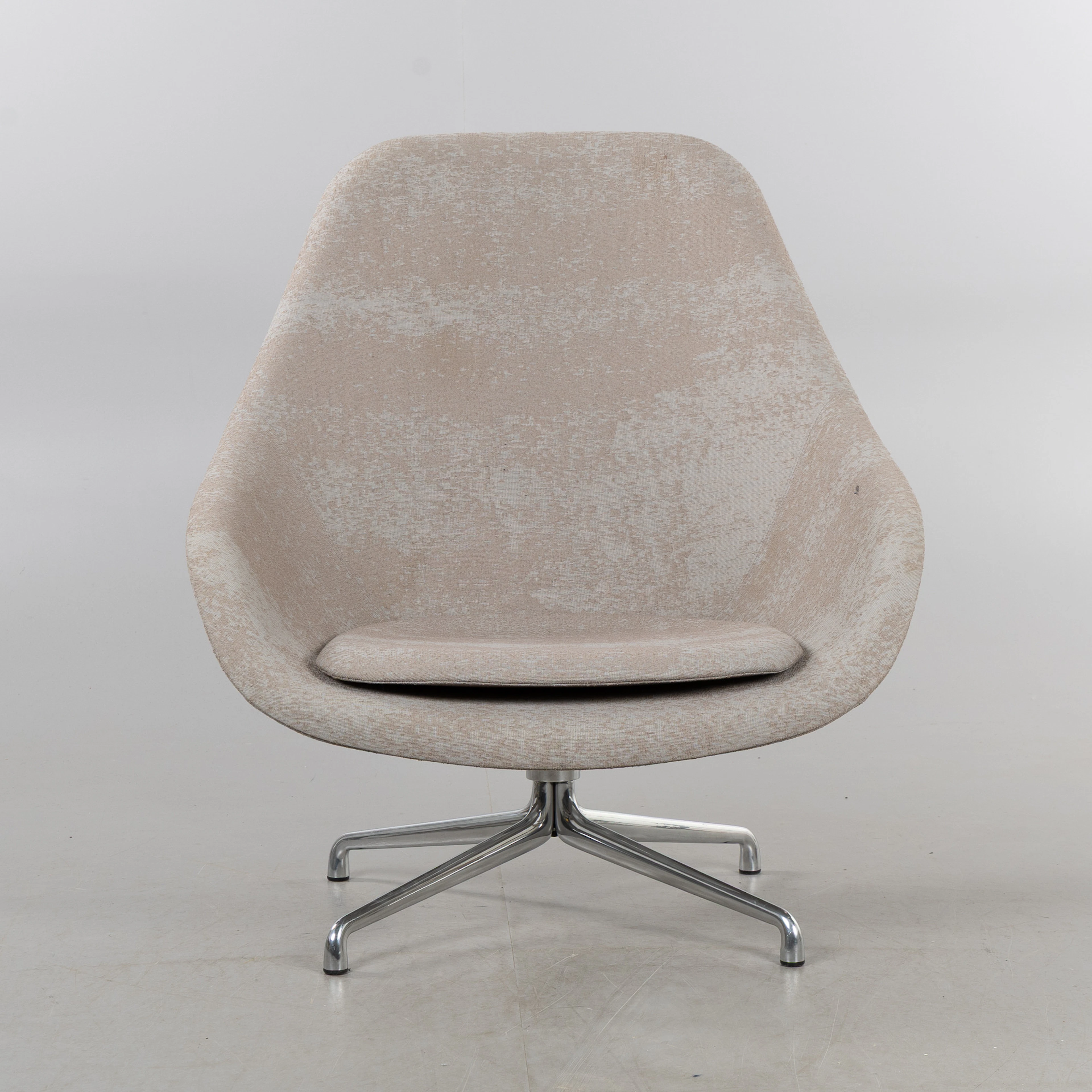 HEE WELLING. HAY, Danmark, Snurrfåtölj, "About a Lounge chair", i