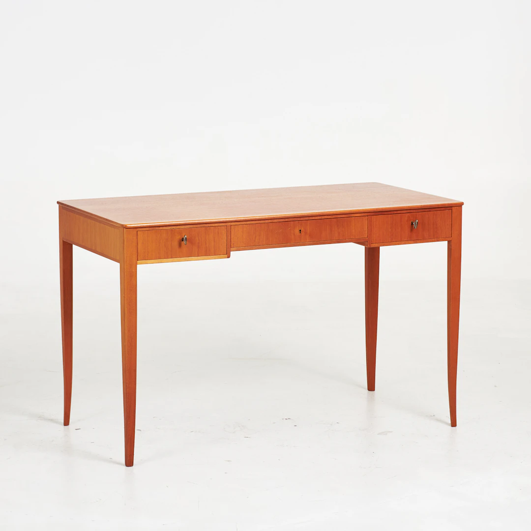CARL MALMSTEN. Skrivbord, "Guldheden", tre lådor i sargen, mahogny, brickmärkt.