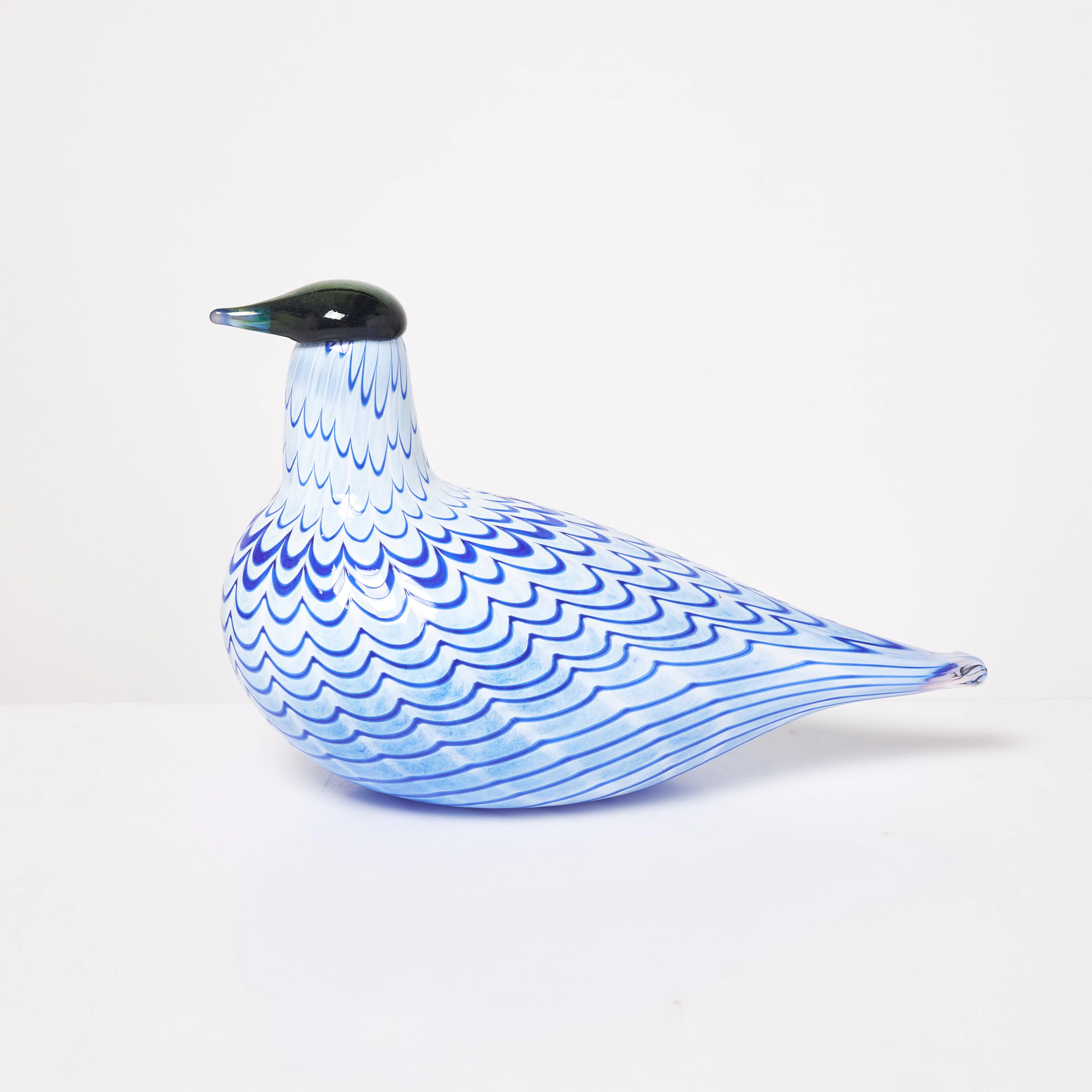 OIVA TOIKKA. Blue Bird, fågel, glas, Nuutajärvi Notsjö, signerad O Toikka.