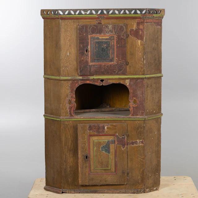 HÖRNSKÅP, allmoge, bemålat trä, 1800-tal.