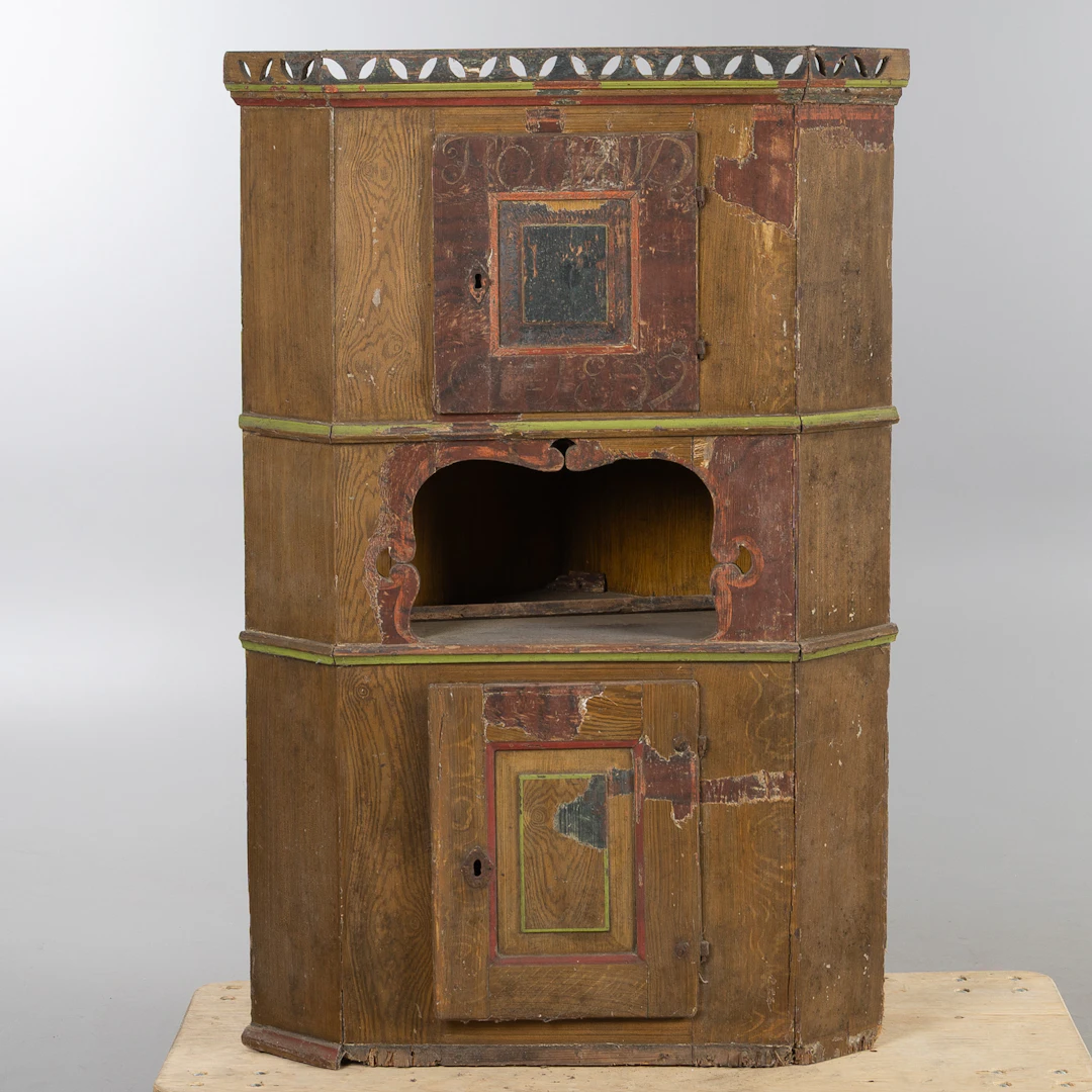 HÖRNSKÅP, allmoge, bemålat trä, 1800-tal.