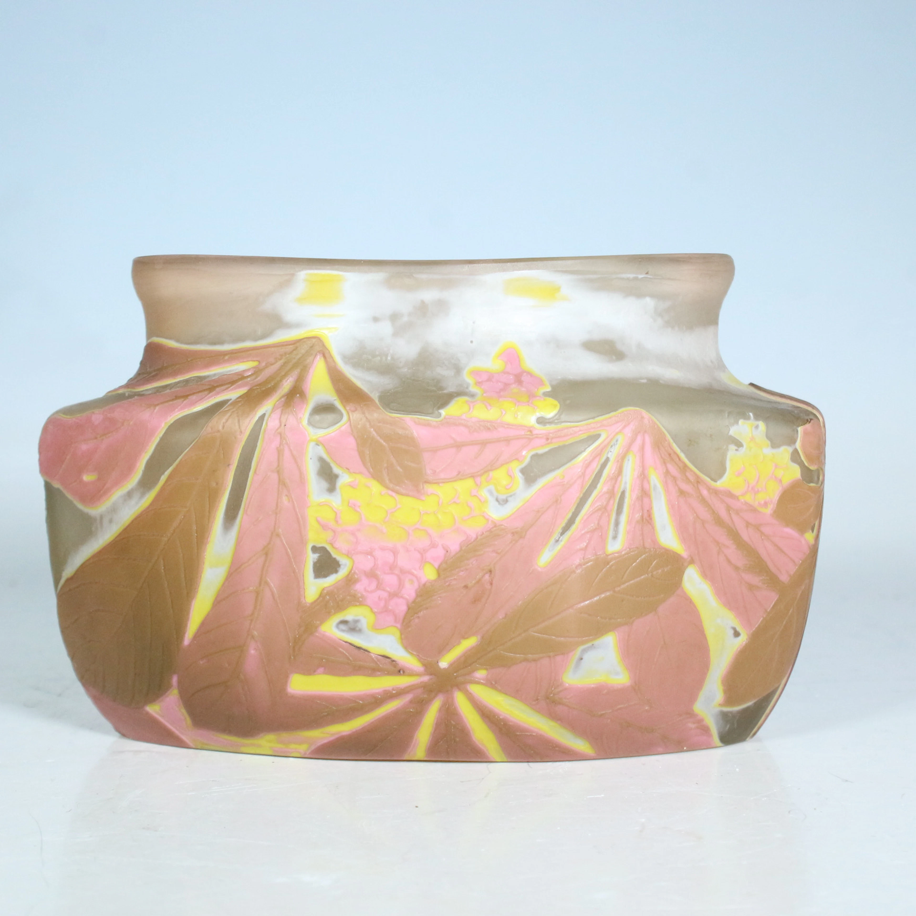 ÉMILE GALLÉ (1846-1904). Vase/Schale verziert mit Kastanienbäumen