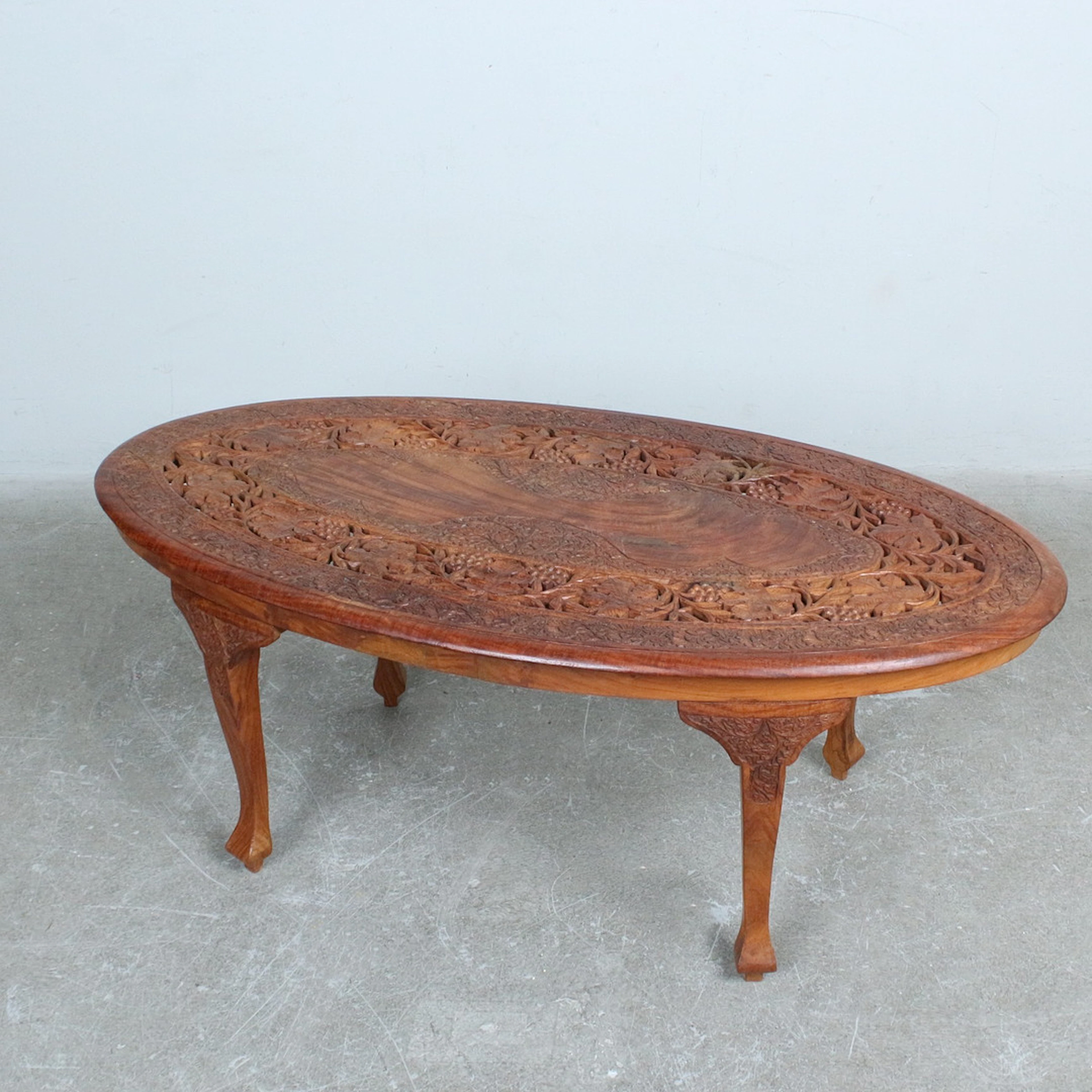 Ovaler Coffe Table / Couchtisch durchbrochen wohl Indonesien.