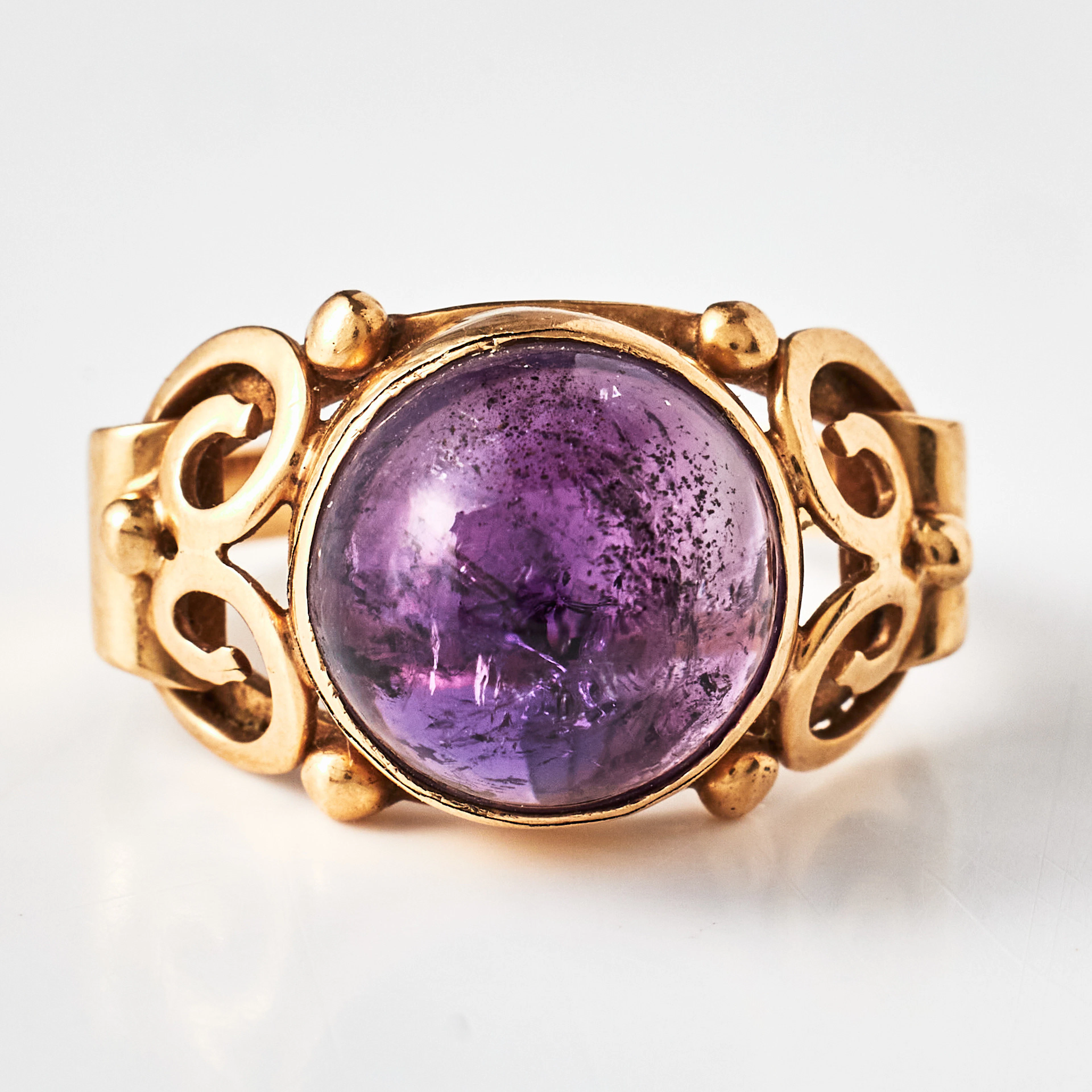 RING, 18K guld, cabochonslipad ametist, sidodekorer av granulater