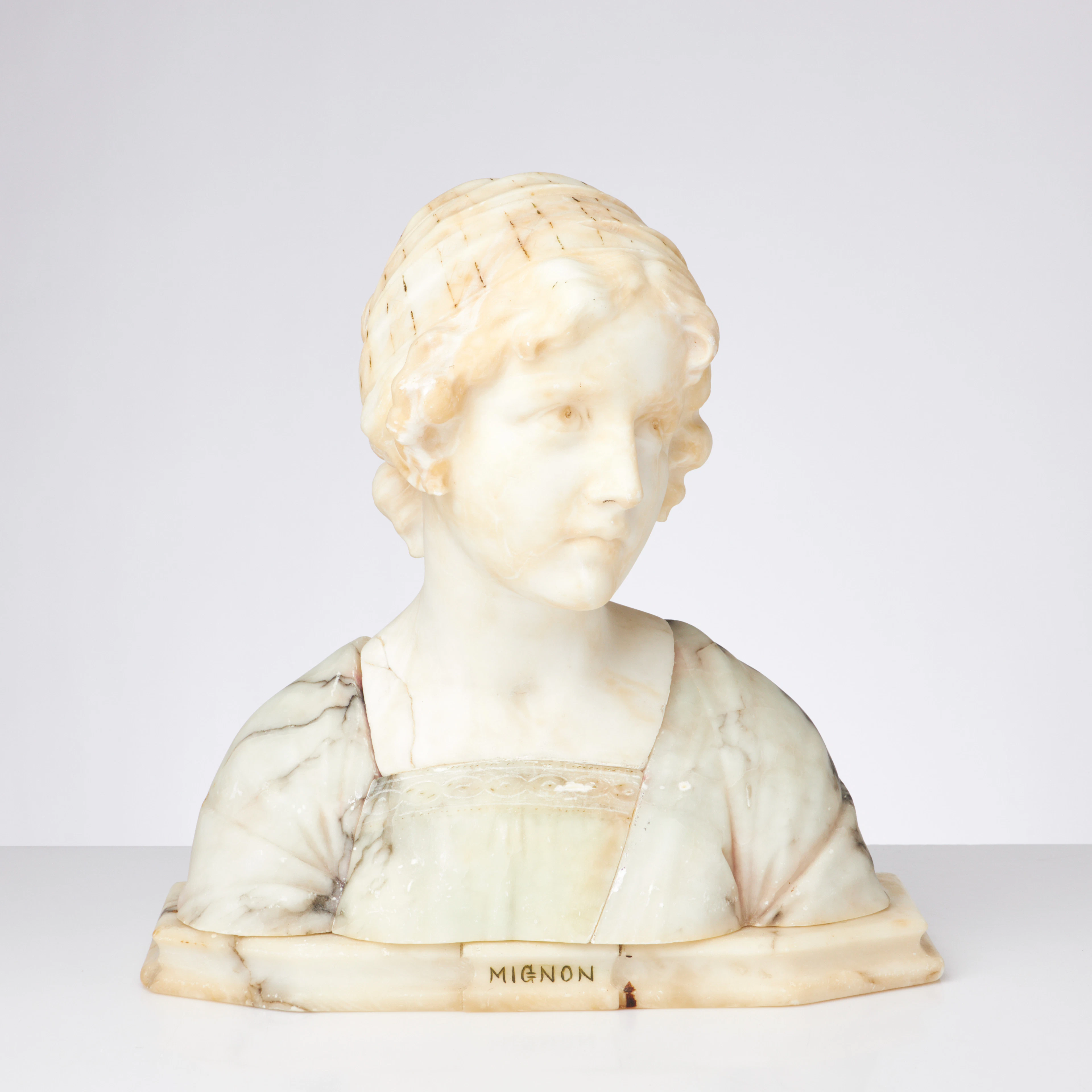 SKULPTUR. Kvinnlig byst, "Mignon", alabaster, lösa delar.