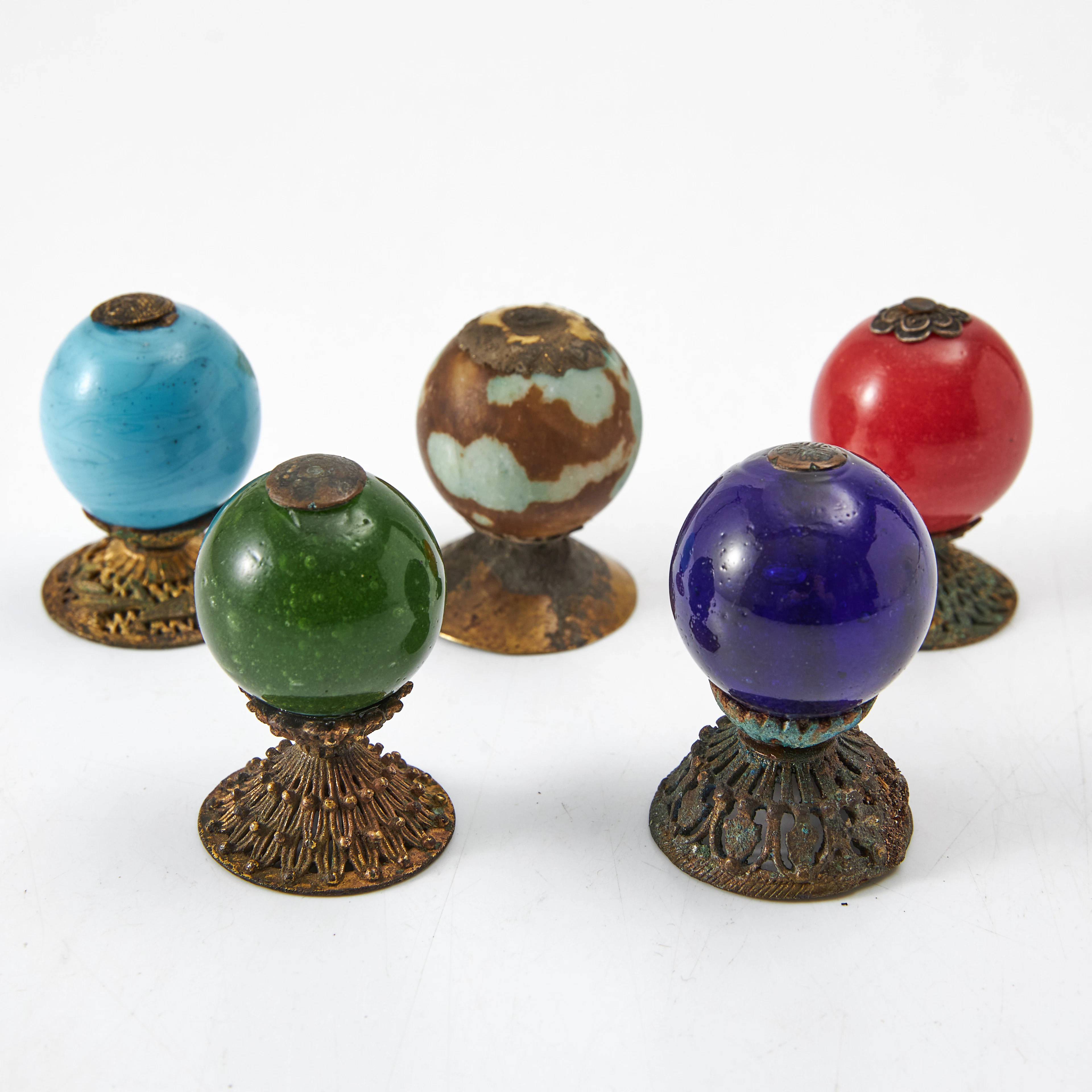 MANDARINKNOPPAR, 5 st., glas, keramik, Kina, 1900-tal, monterade i mässing.