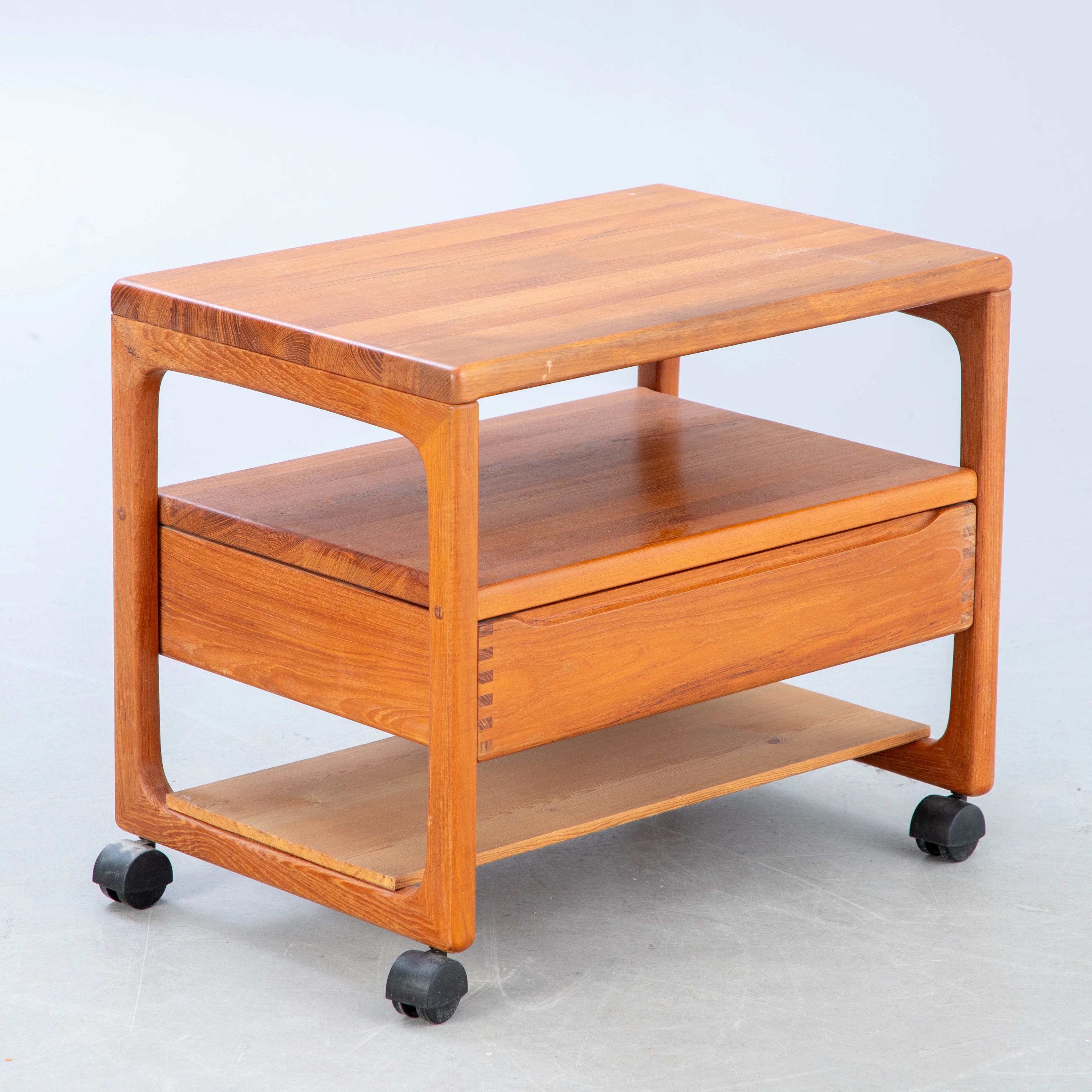 Rollbarer Teak Tisch / TV Wagen.