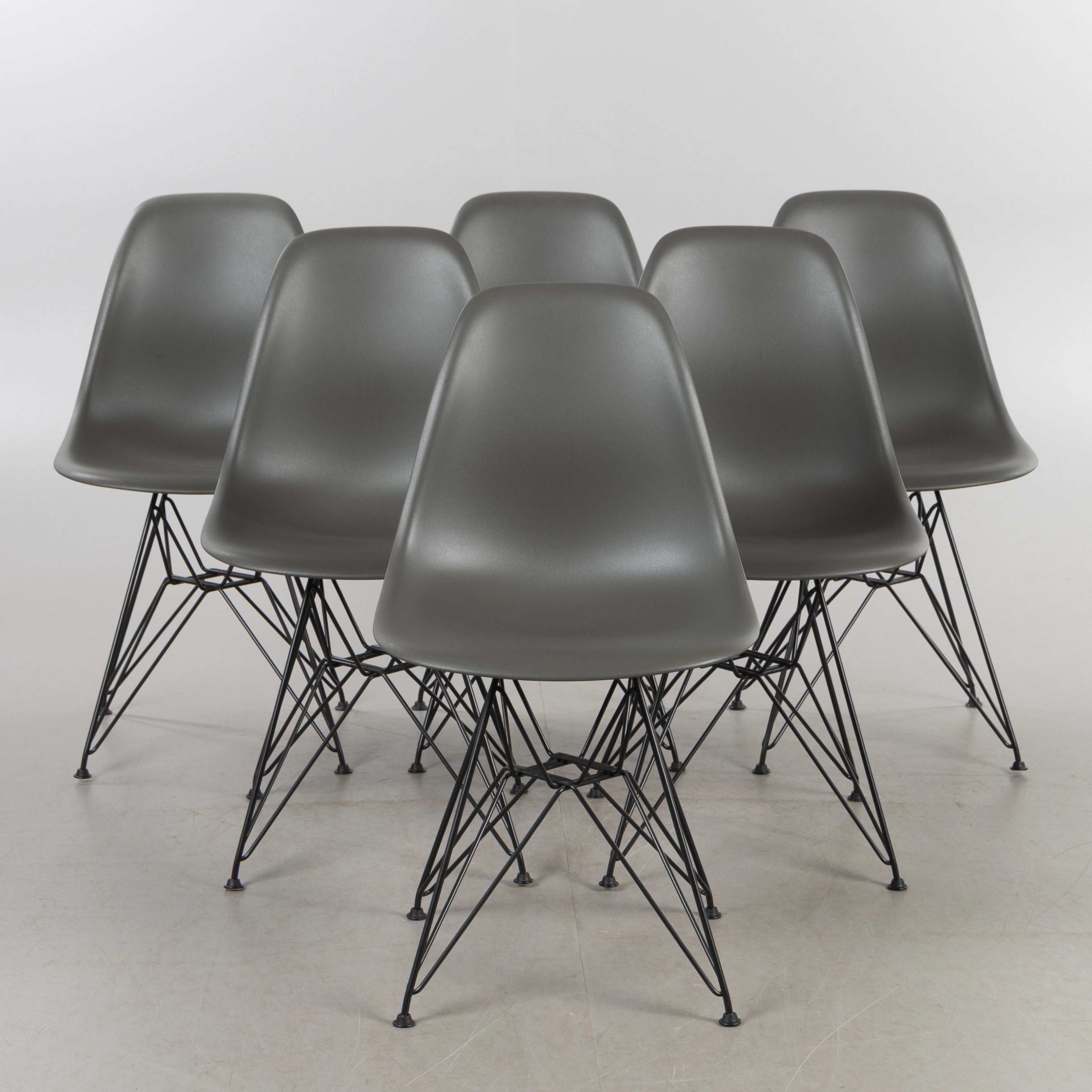 CHARLES & RAY EAMES. Stolar, 6 st, "Eames plastic chair", Vitra, 2019.