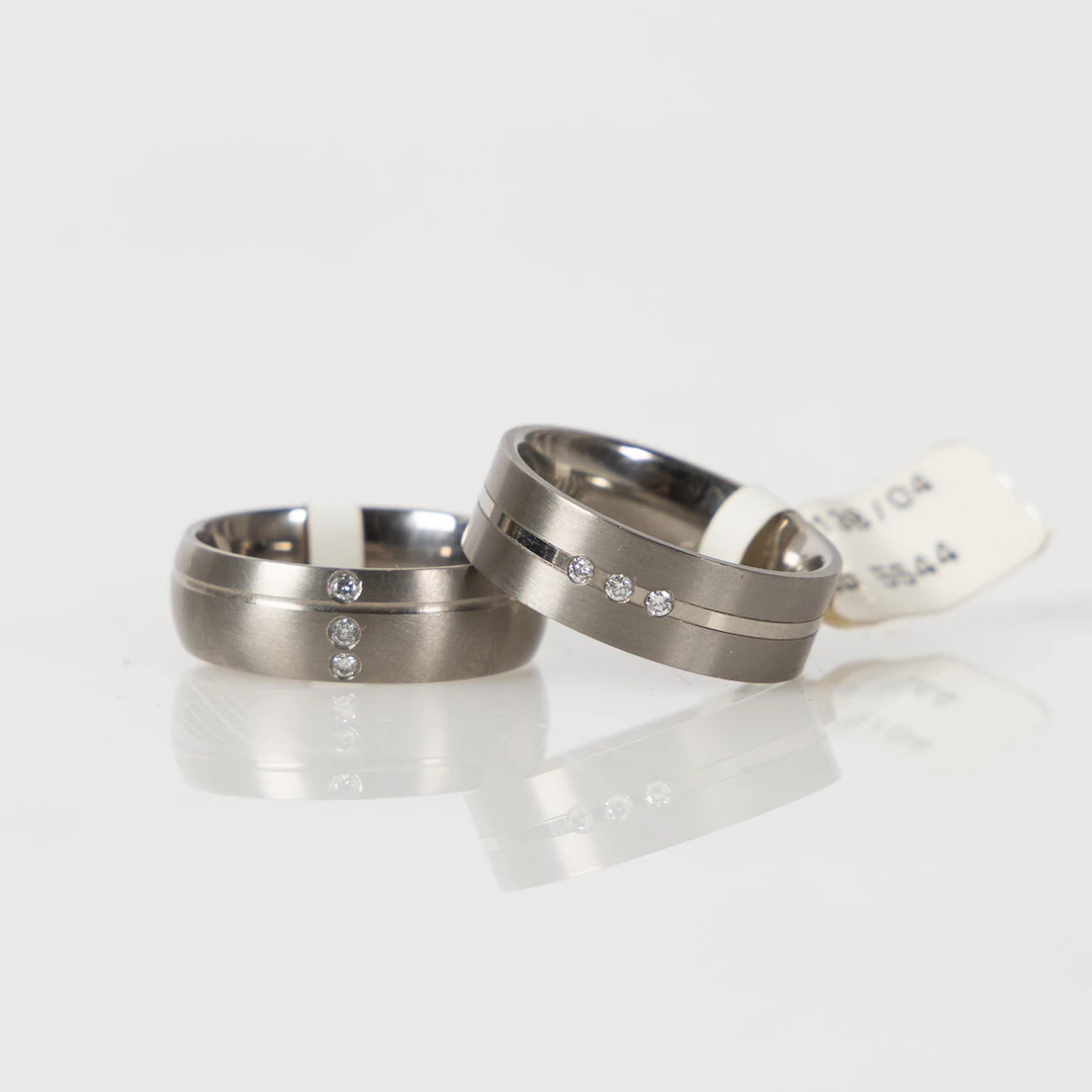 RINGAR, 2 st, titan och diamanter.
