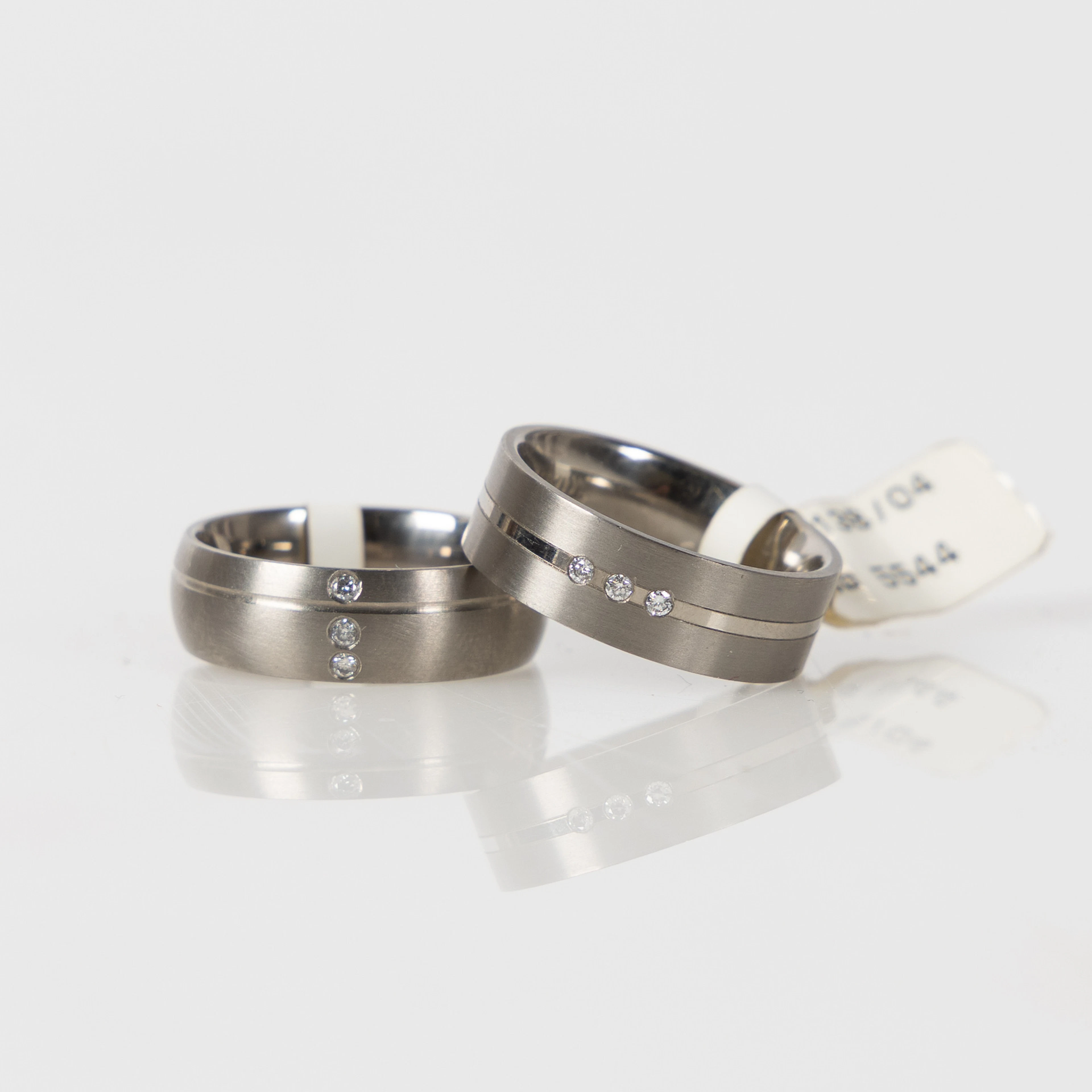 RINGAR, 2 st, titan och diamanter.