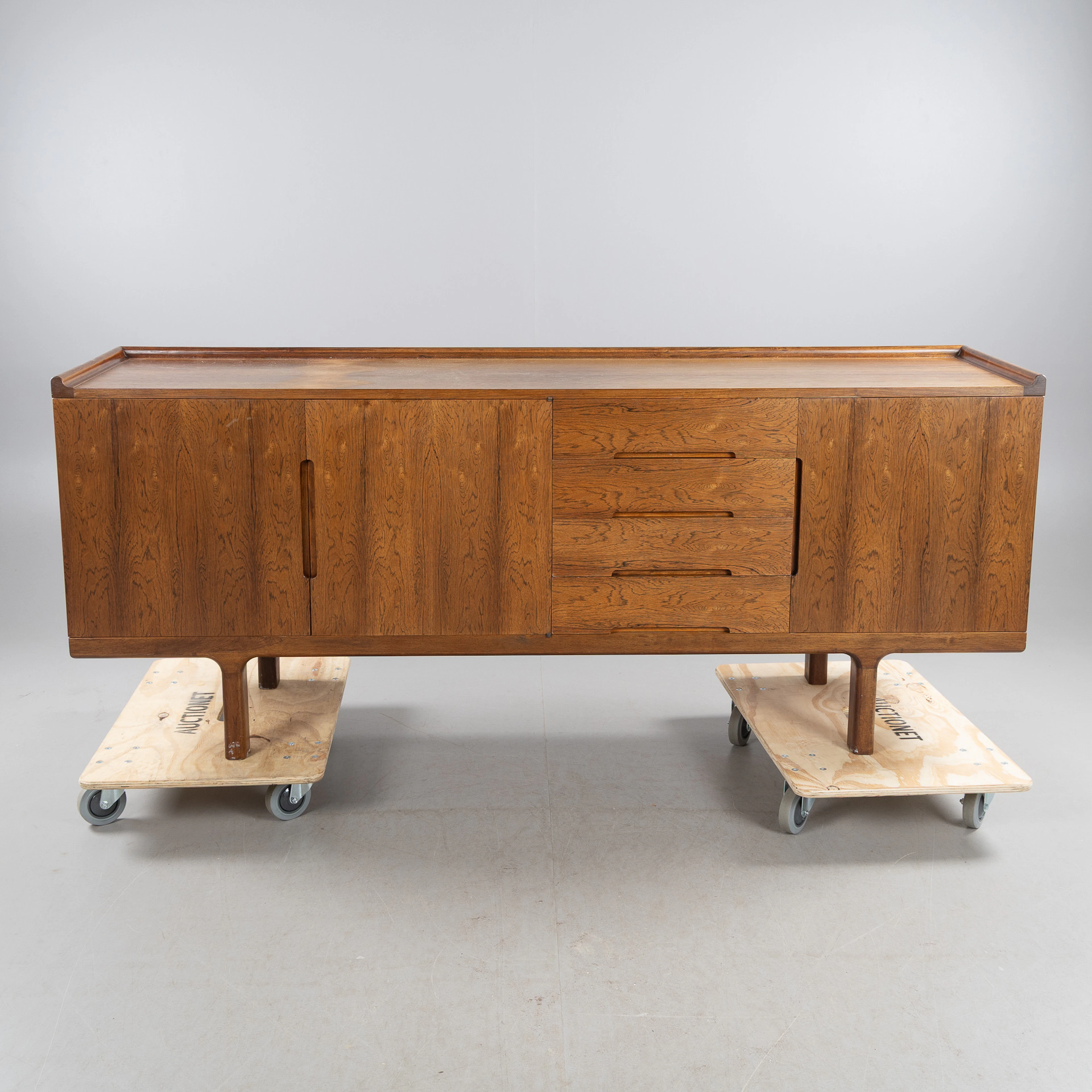 OKÄND FORMGIVARE. Sideboard, möjligen Danmark, fanerad i palisander