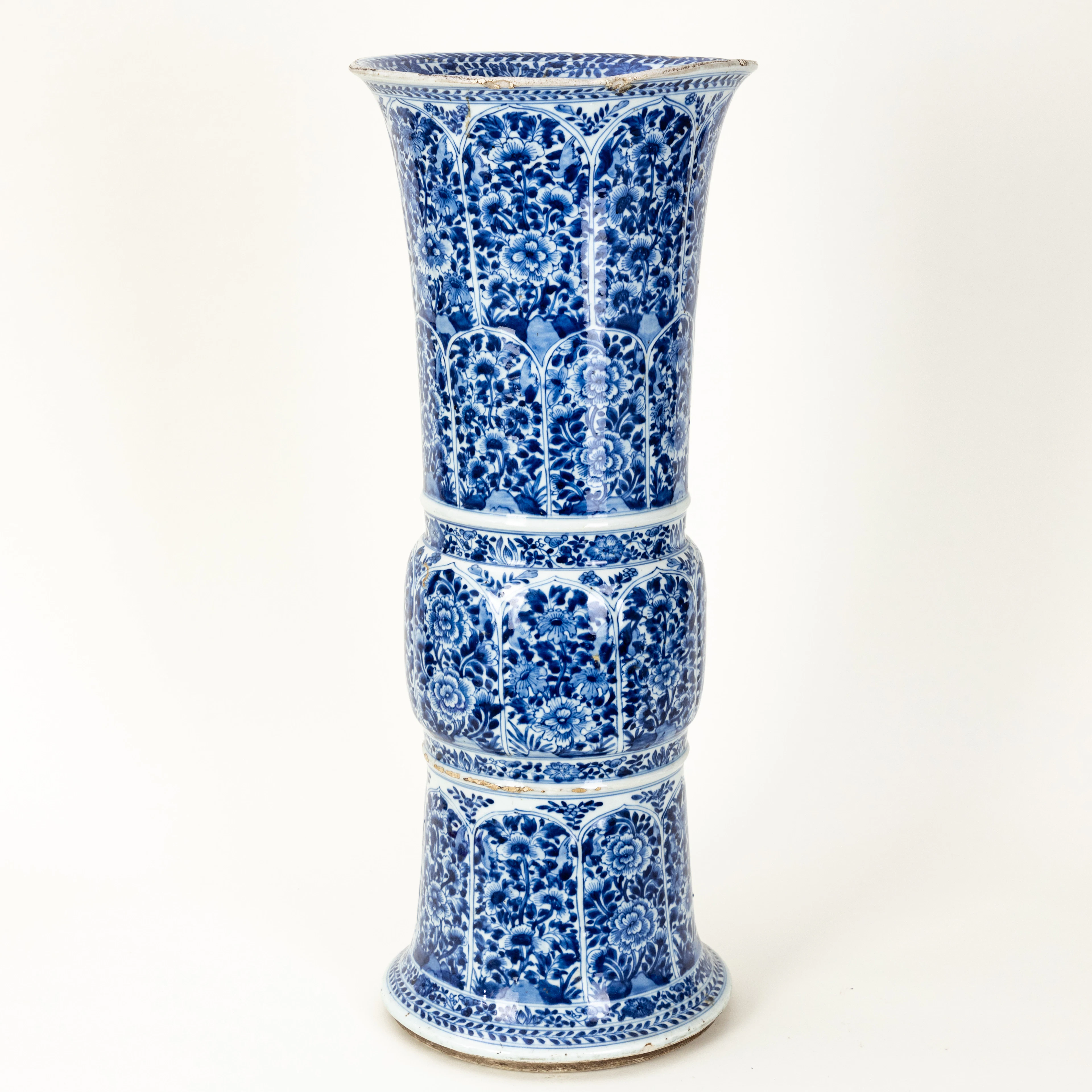 Blau-weiße Bodenvase in Form eines archaischen Gu, "Huagu", China