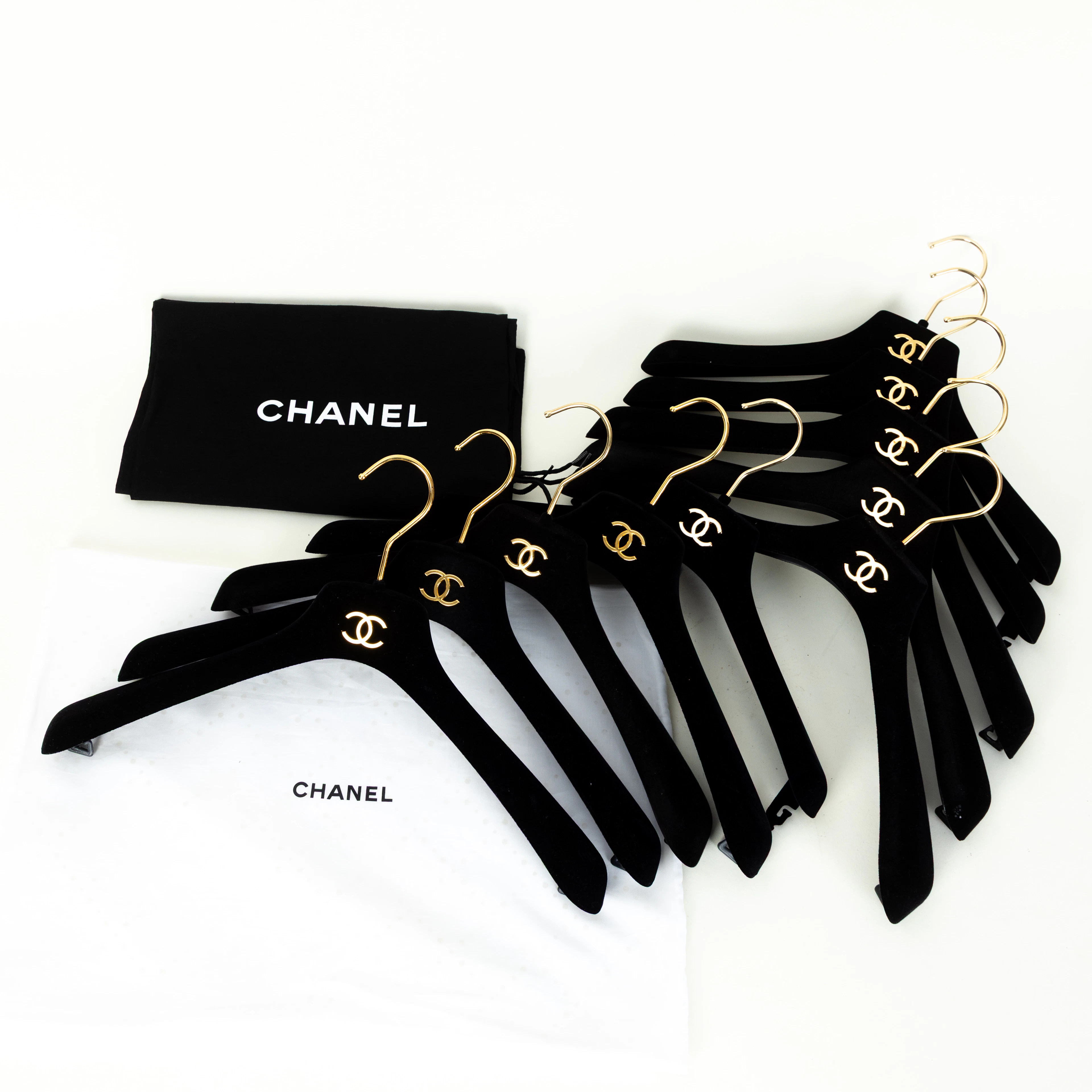 CHANEL. 3 Staubbeutel und 10 Kleiderbügel (13).