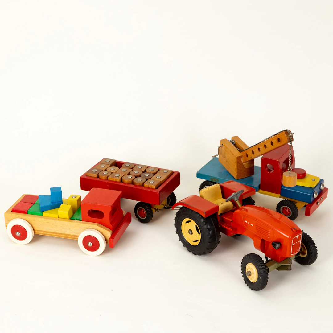 Holz Spielzeug Konvolut: Steiff Traktor MAN, Holz, mit Anhänger /