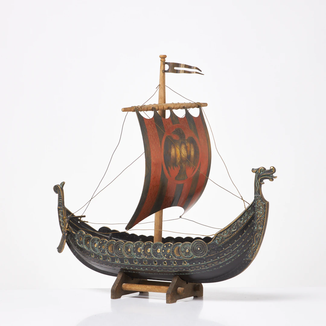 EDWARD AGAARD. Vikingaskepp, patinerat brons, på träsockel, Iron Art