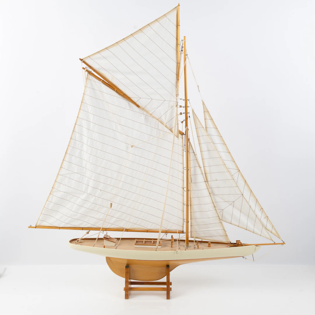 POND YACHT, seglande modell, bemålat köl, sydda segel, 1900-tal.