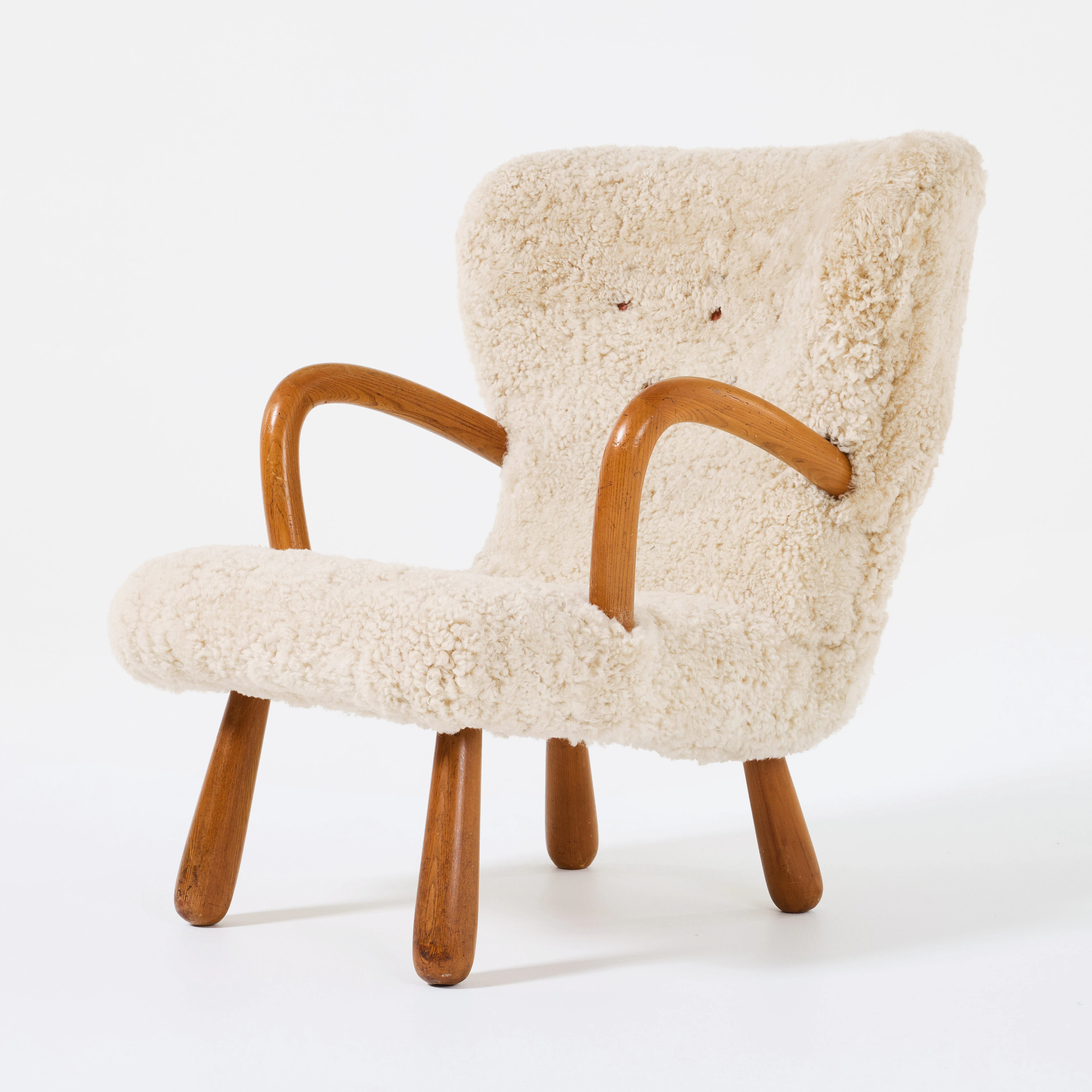 IKEA. "Åke", fåtölj, 1950-tal, alm, klädd i ljust fårskinn med klädda