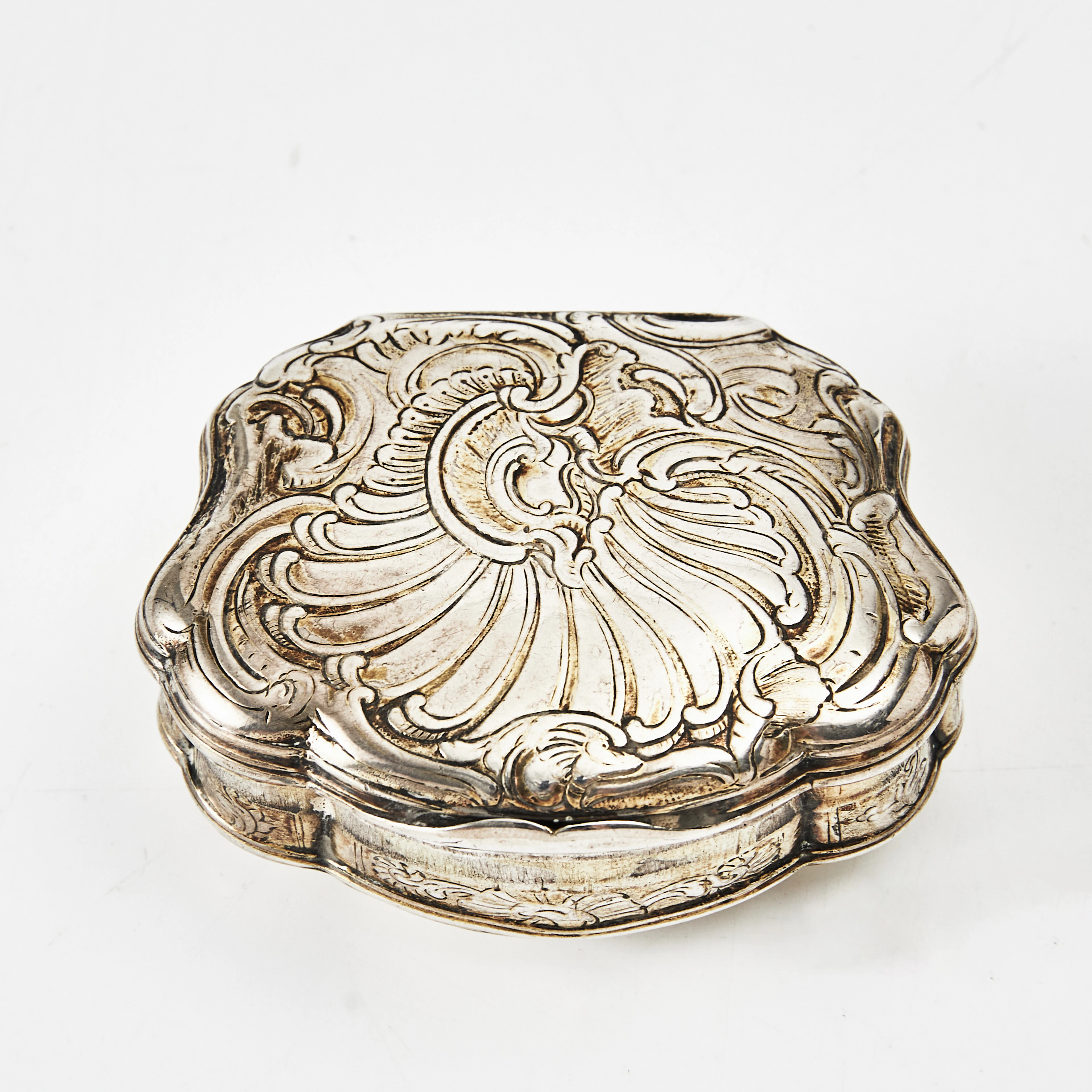DOSA, silver, rokoko, 1700-talets andra hälft. Dekor av rocailler
