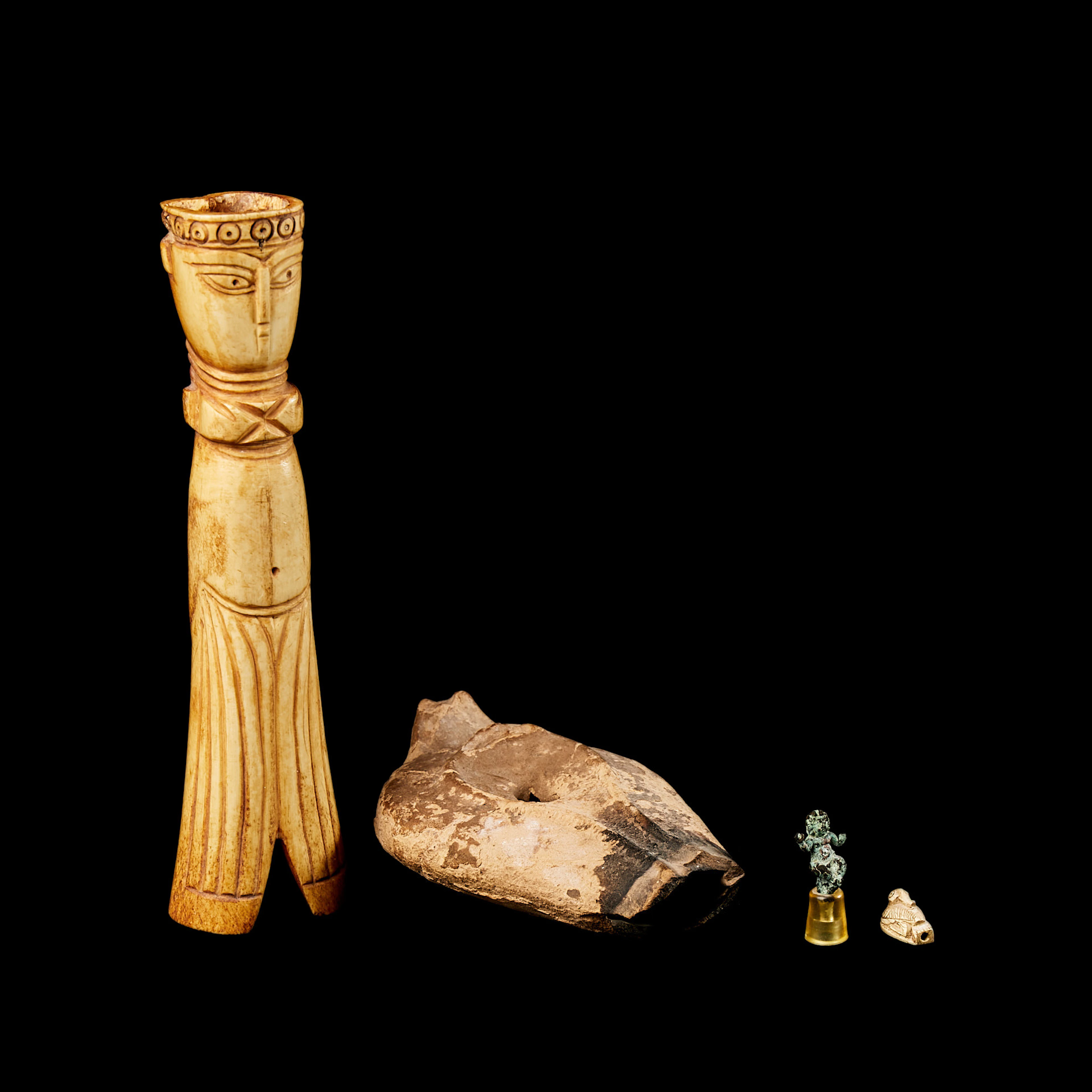 EGYPTISK-ROMERSKA föremål, 4 st, skulptur/docka i ben från tamboskap