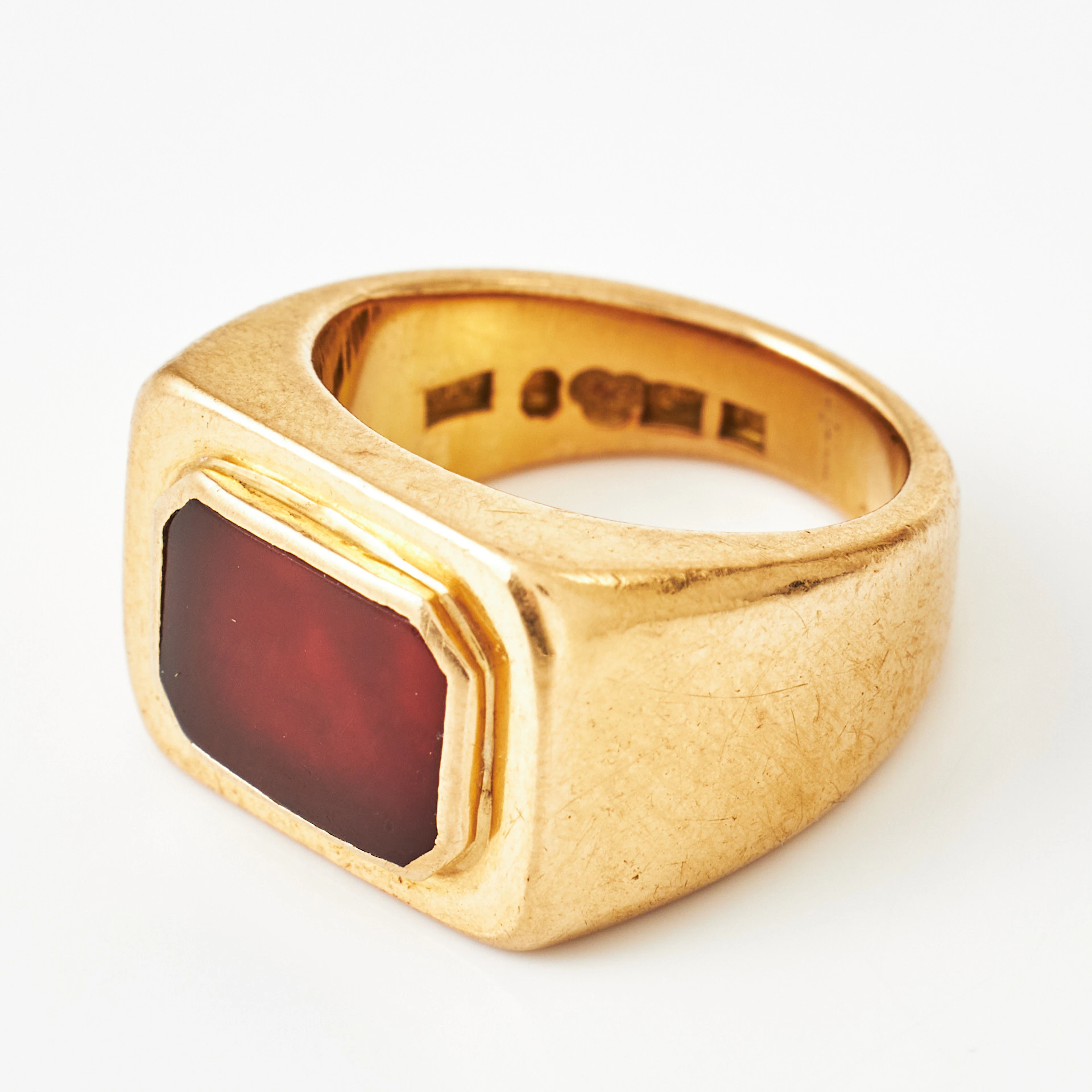 RING, 18 k guld, planslipad karneol, Axel Bergman HB, Stockholm 1959.