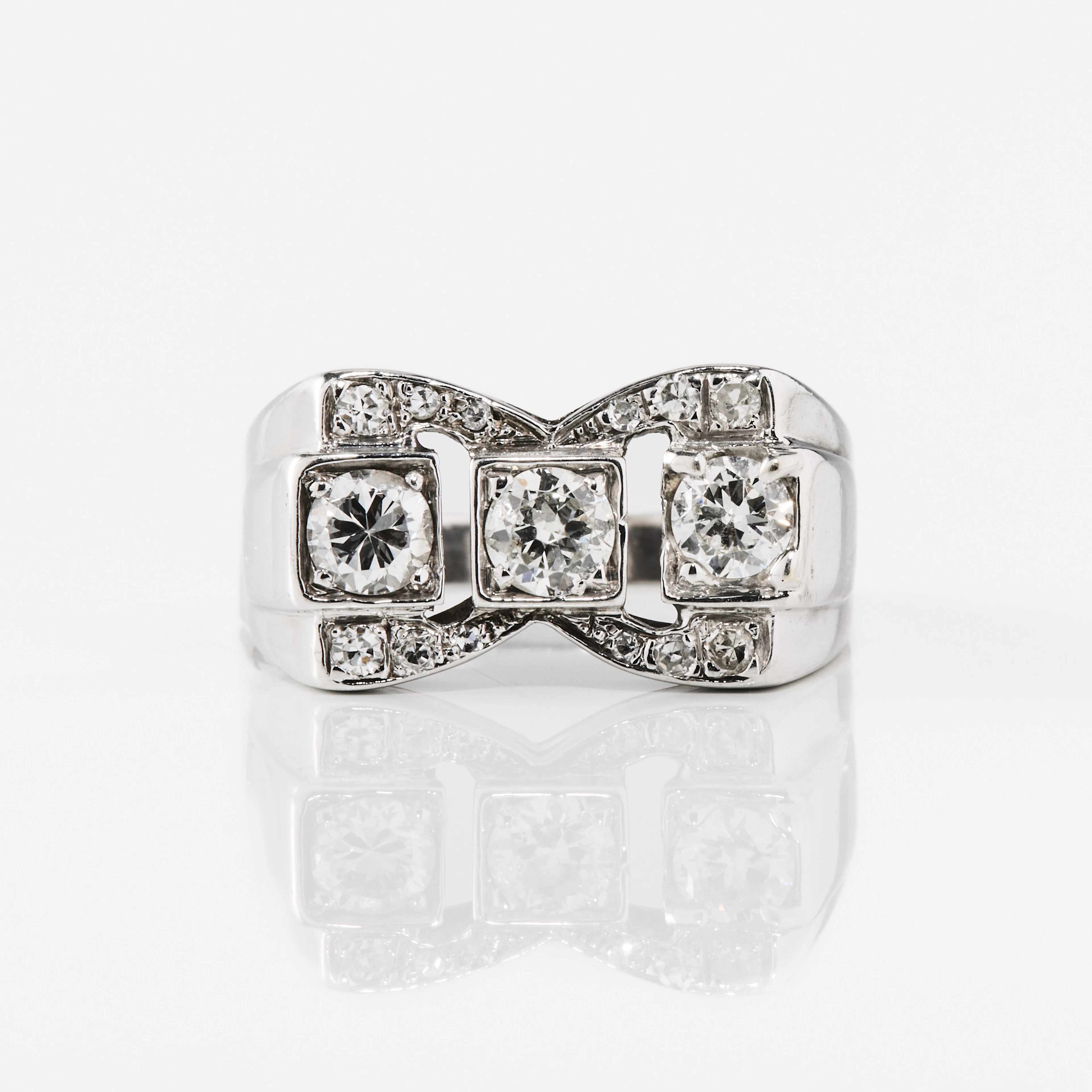 RING, 18K vitguld med gammalslipade och åttkantslipade diamanter.