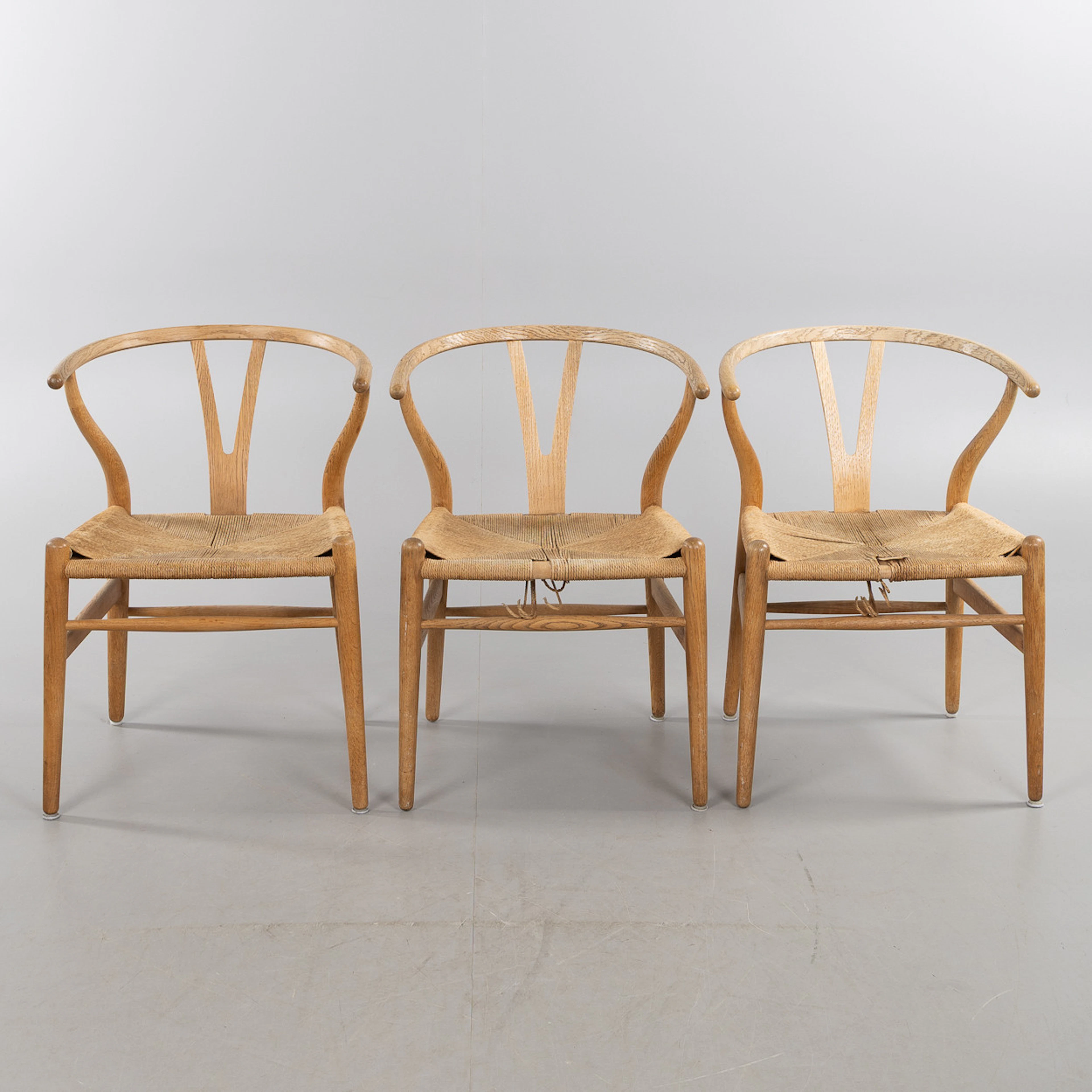 HANS J WEGNER. ”Y-stol”, 3 stycken, ek, modell CH 24, Carl Hansen