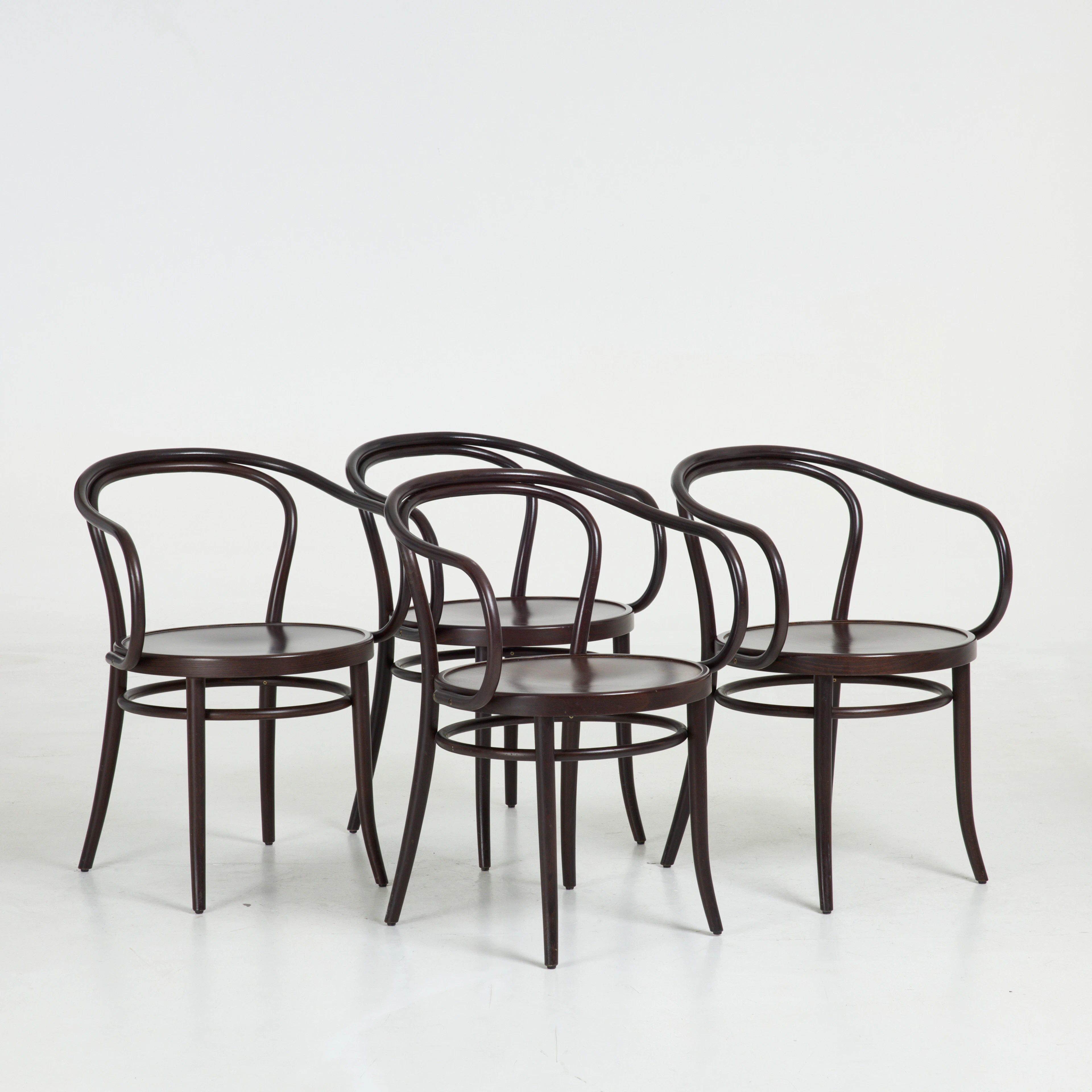 MICHAEL THONET. Karmstolar, 4 st, "Ton 30", betsade stommar, etikettmärkta.