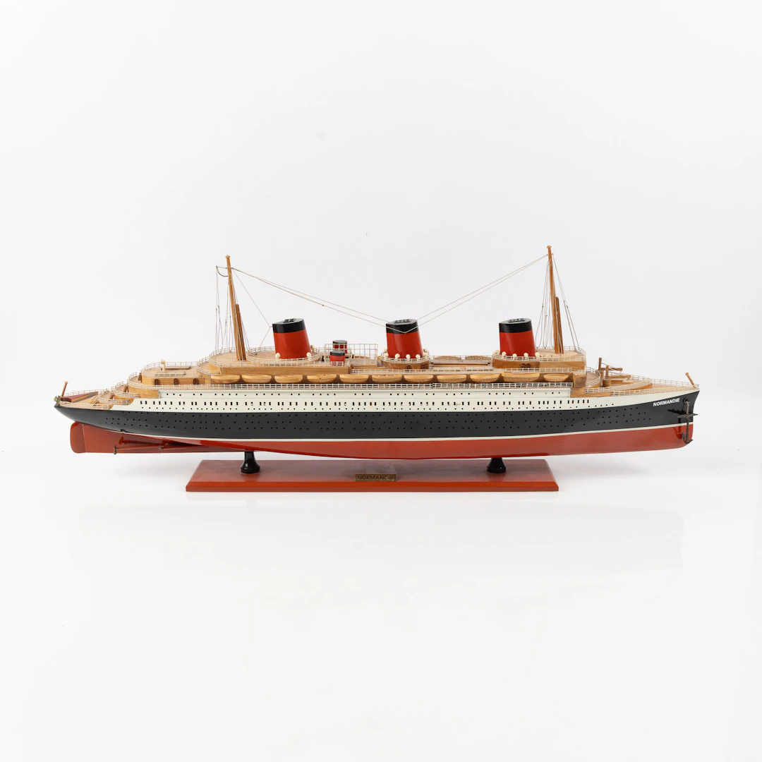 POND YACHT, "Normandie", bemålat köl, 1900-talets andra hälft.