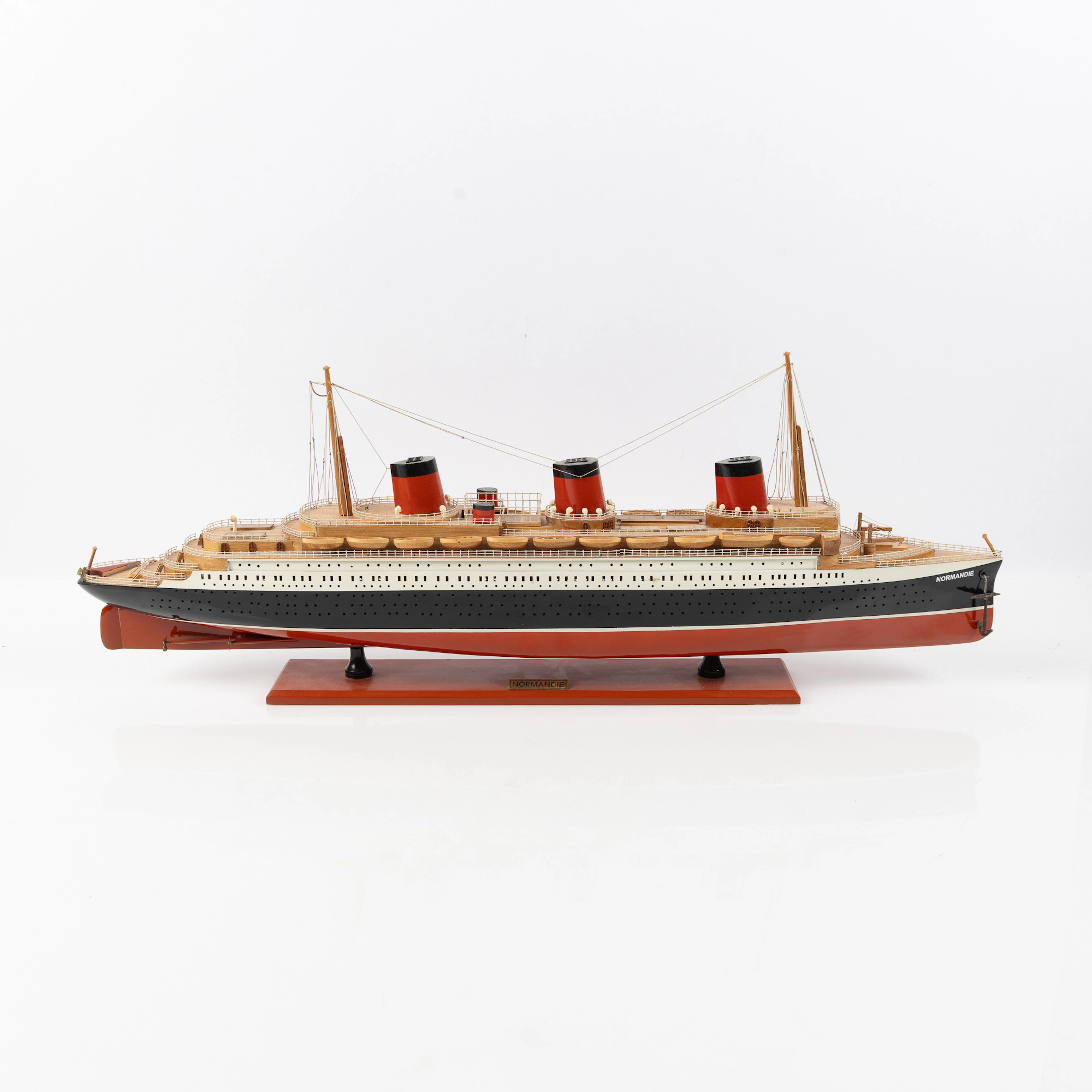 POND YACHT, "Normandie", bemålat köl, 1900-talets andra hälft.