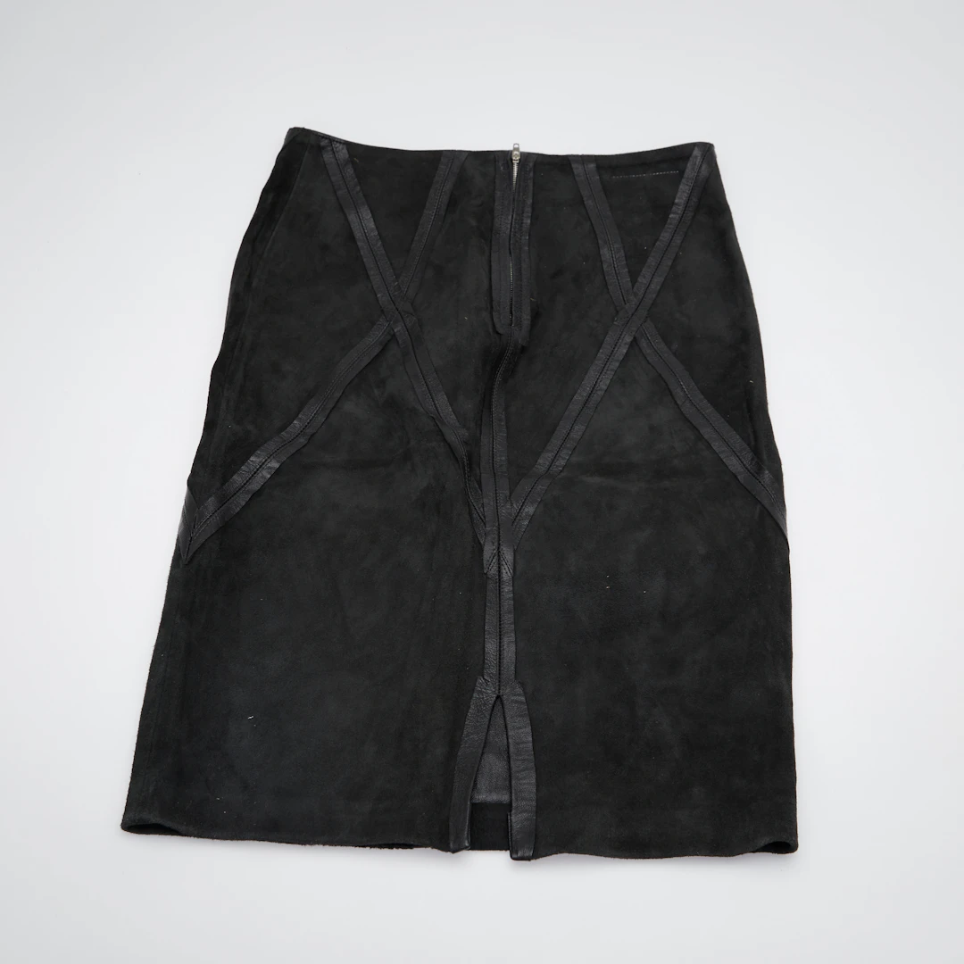 MM6 MAISON MARGIELA. Bleistiftrock / Midi-Rock, Leder, SS 2026, Frankreich.