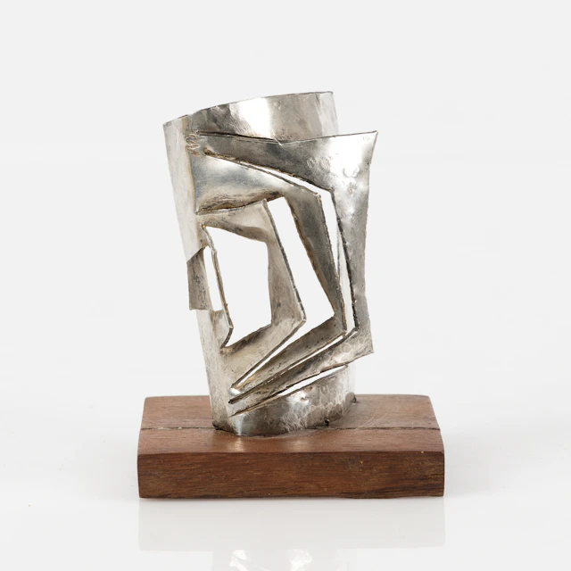 ARNE JONES. Skulptur, silver på sockel av trä, variant av "Bläddran"