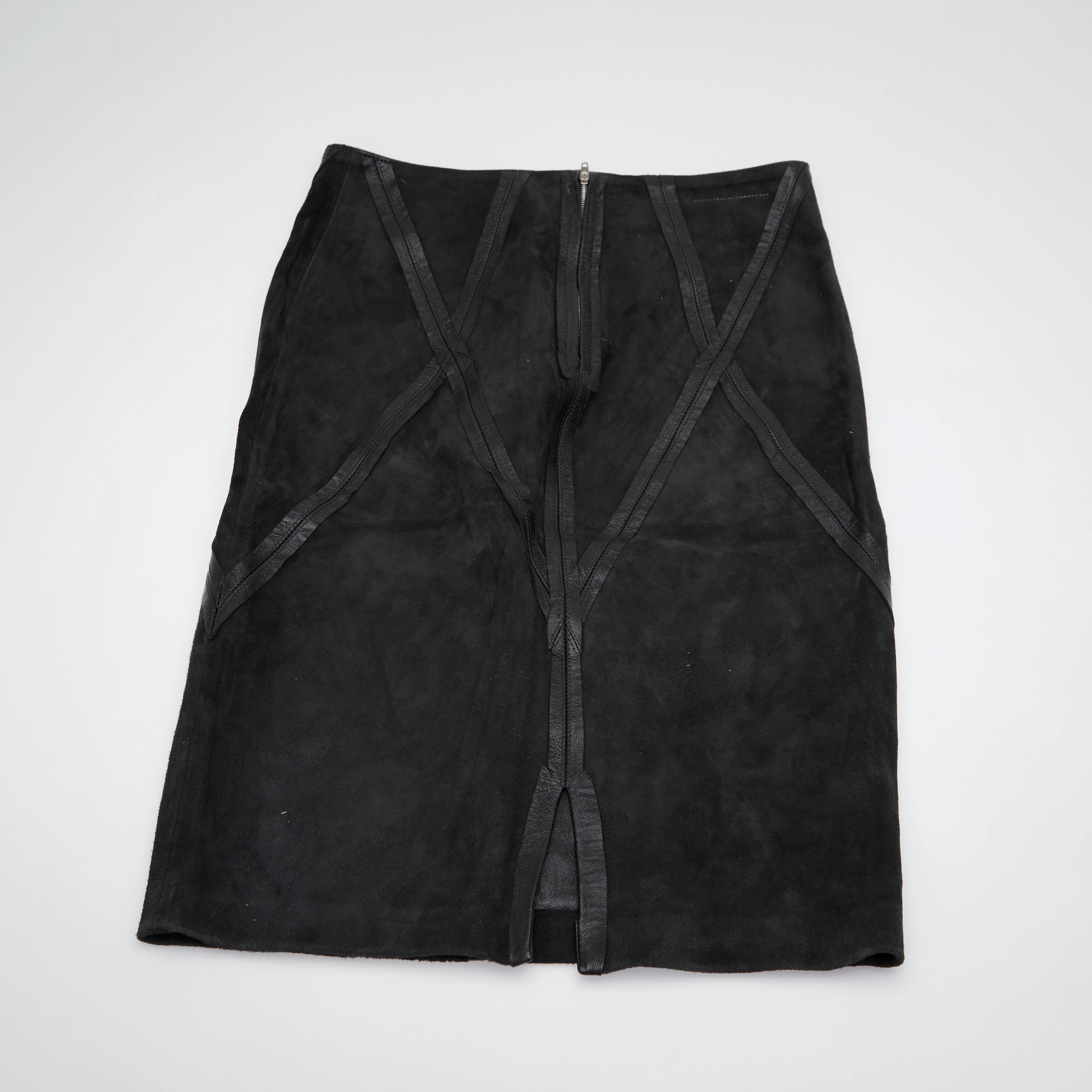 MM6 MAISON MARGIELA. Bleistiftrock / Midi-Rock, Leder, SS 2026, Frankreich.