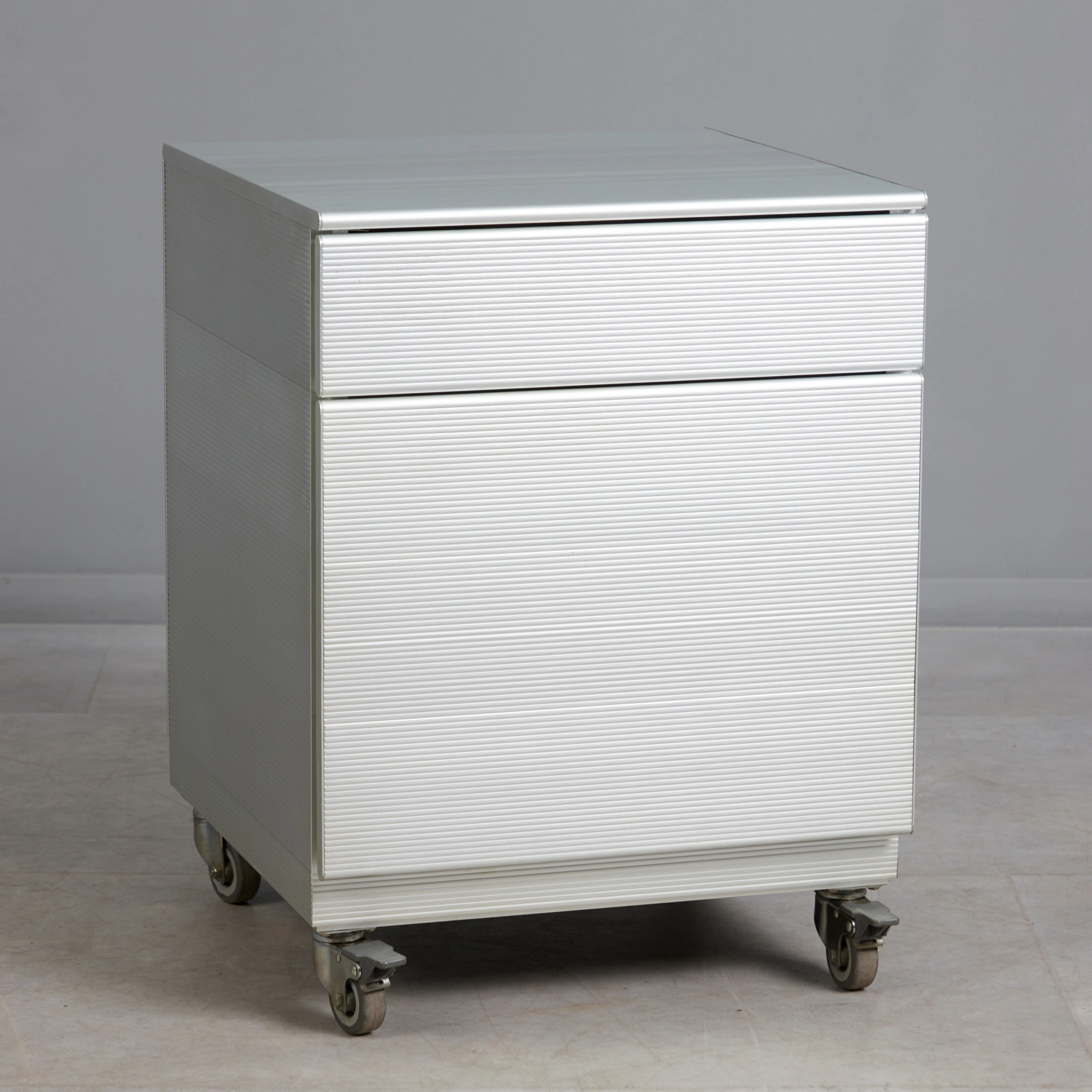 Rollcontainer / Bürocontainer, unterseitig Rollen, Aluminium, Milchglas.