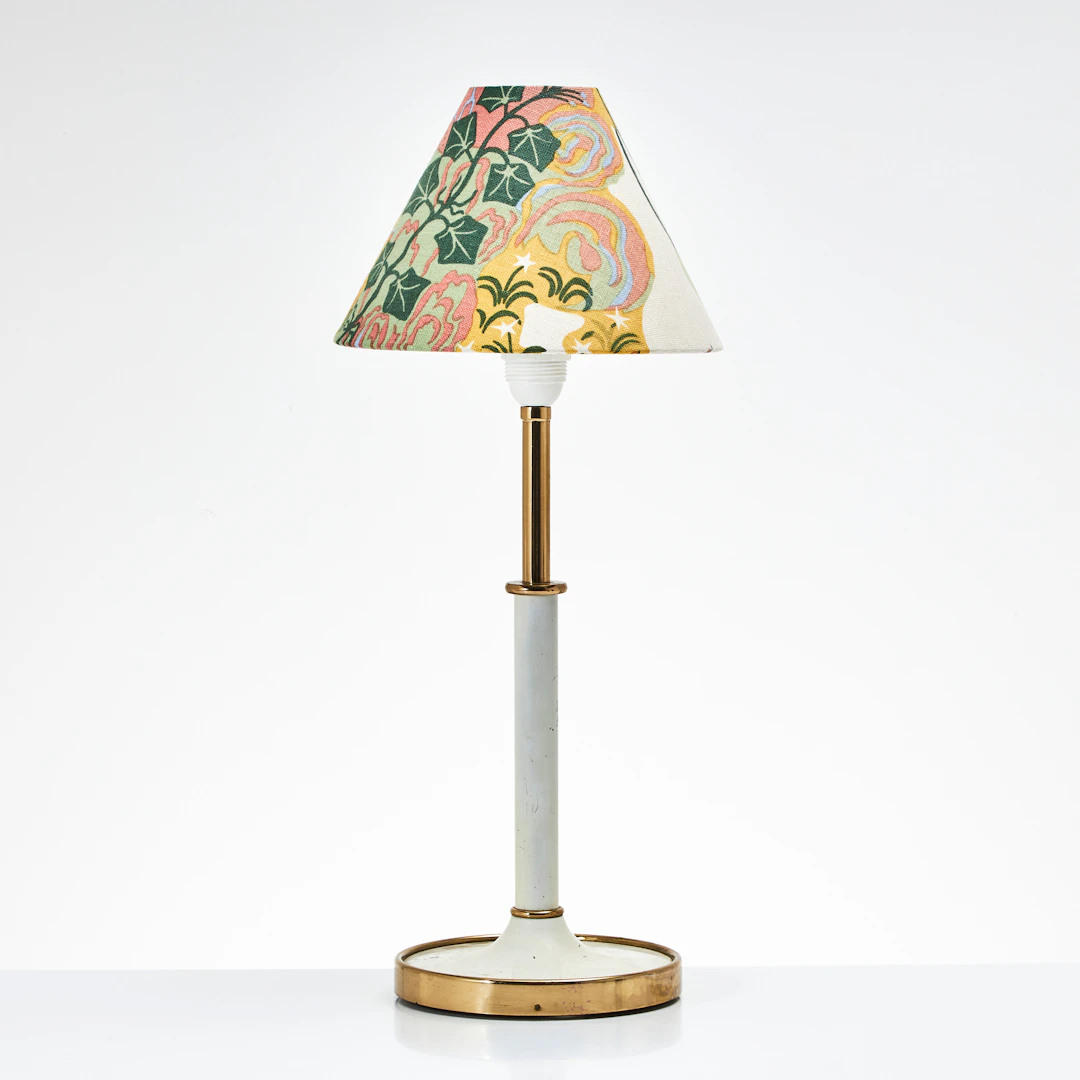 JOSEF FRANK. Bordslampa modell 2466, Firma Svenskt Tenn, med skärm "Anakreon".