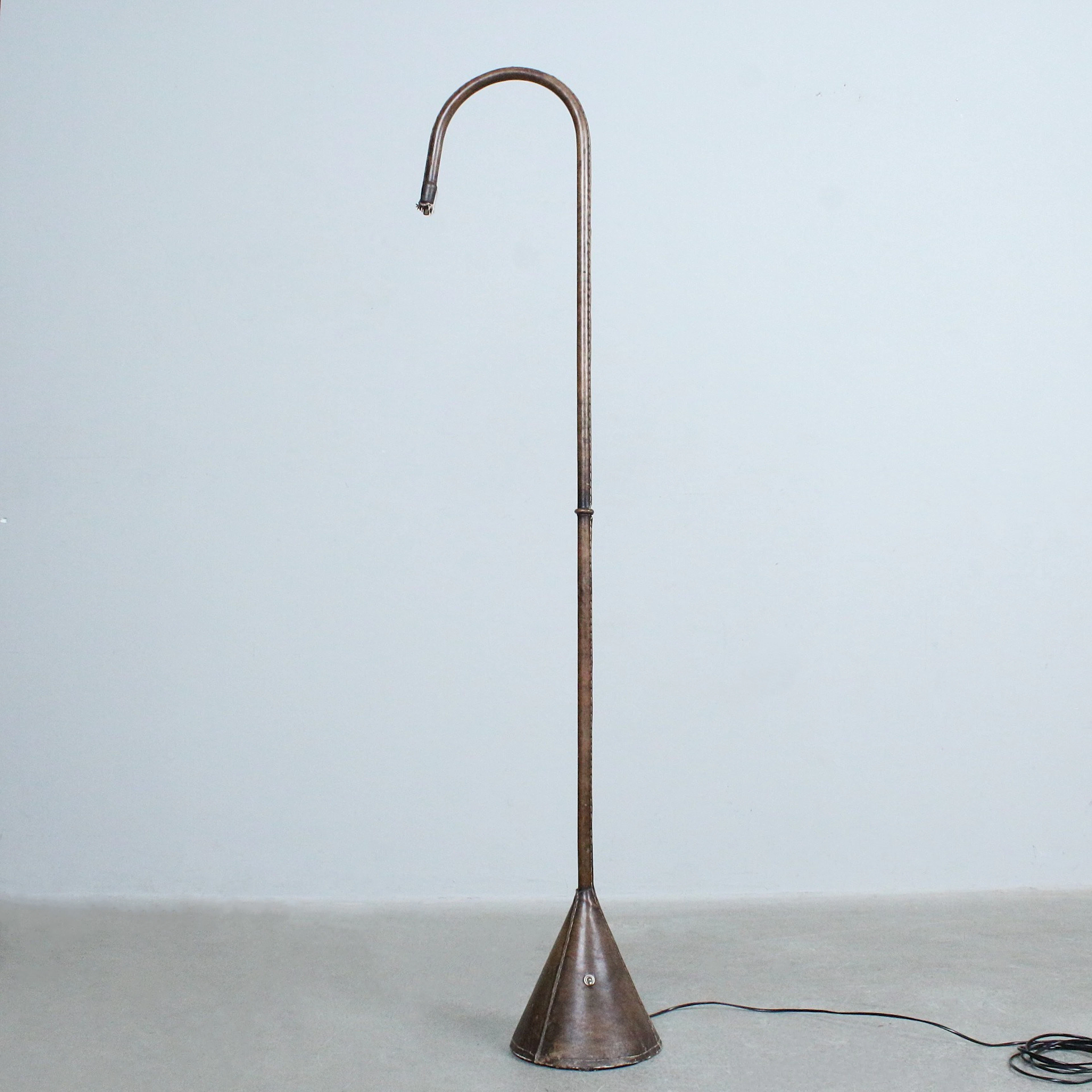 JACQUES ADNET. ZUGESCHRIEBEN. Valenti. Mid-Century Stehleuchte aus