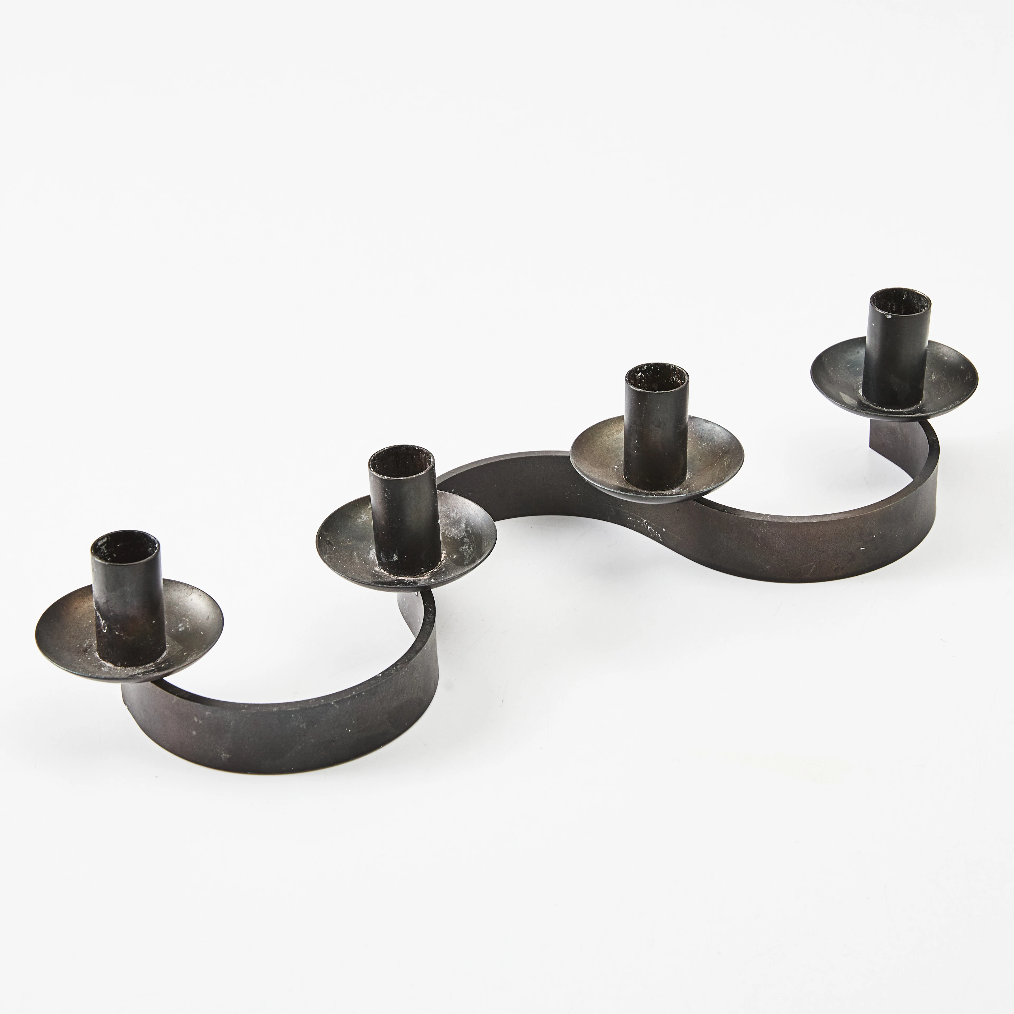 JOSEF FRANK. Ljusstake, "Slingan", svärtad metall, Firma Svenskt Tenn