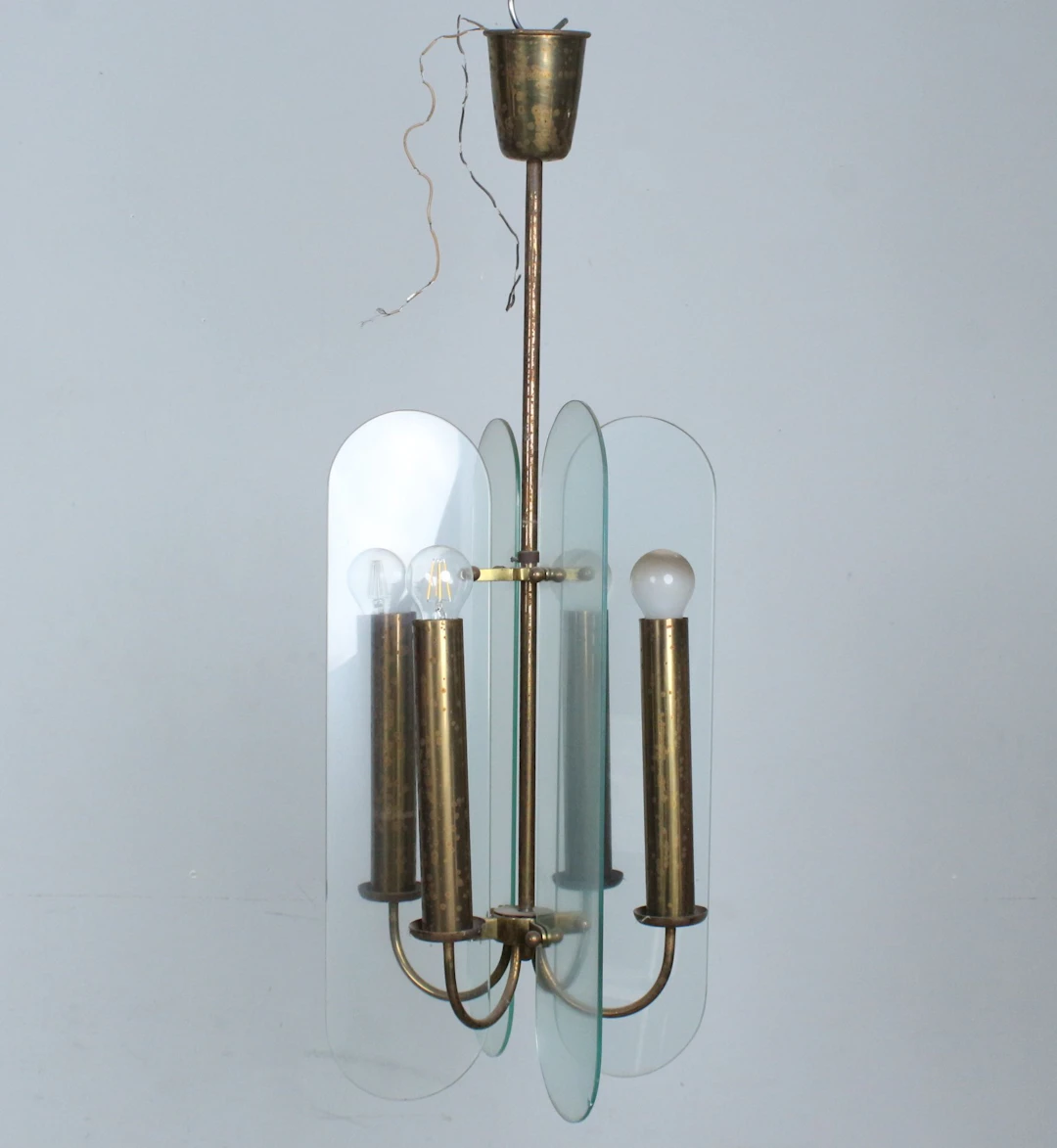 Hängeleuchte aus Metall und Glas.
