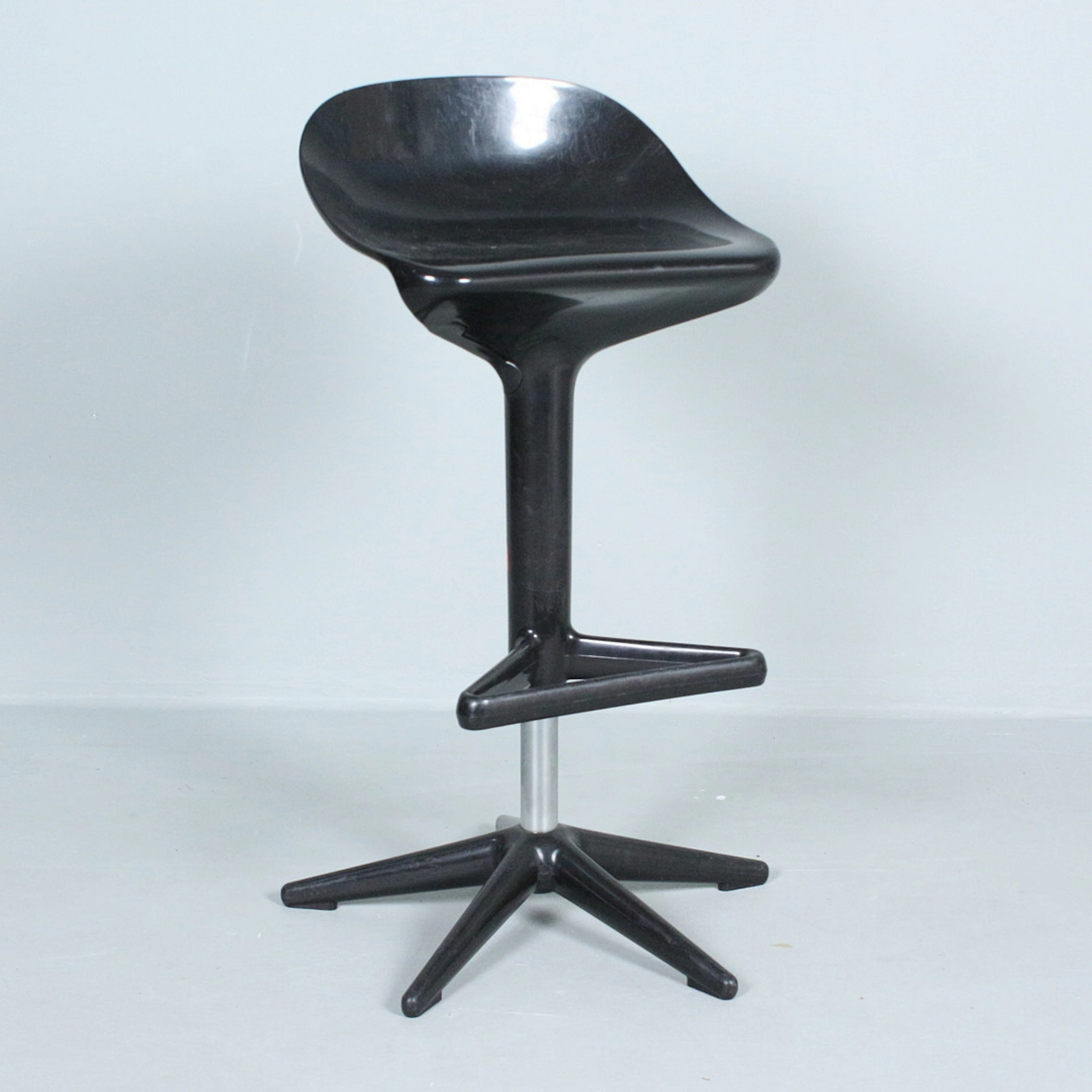 ANTONIO CITTERIO & TOAN NGUYEN. für KARTELL. Barhocker 'Spoon'.