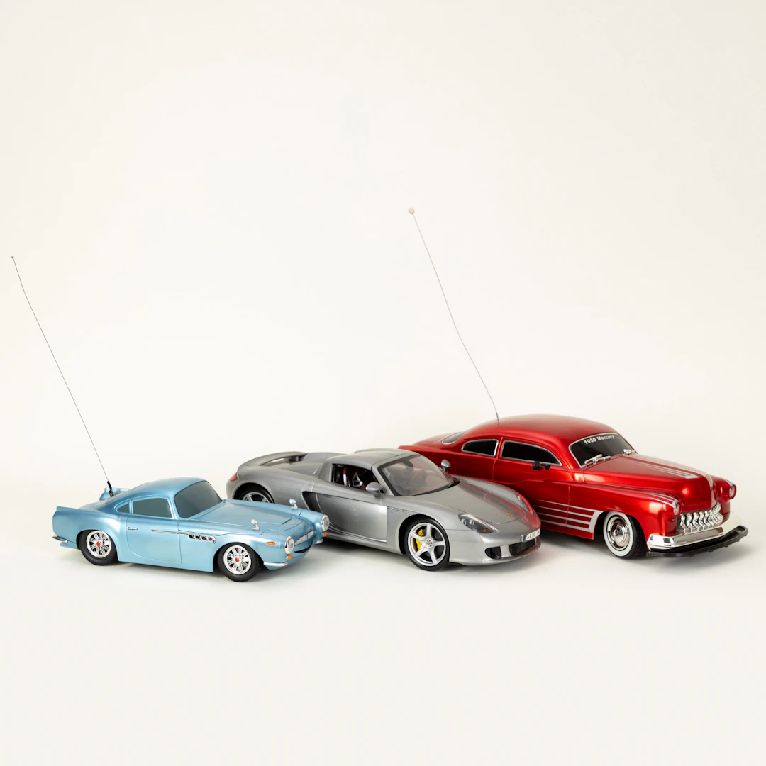 Drei RC-Modelle: 1950 Mercury, Porsche Carrera GT und Disney Pixar