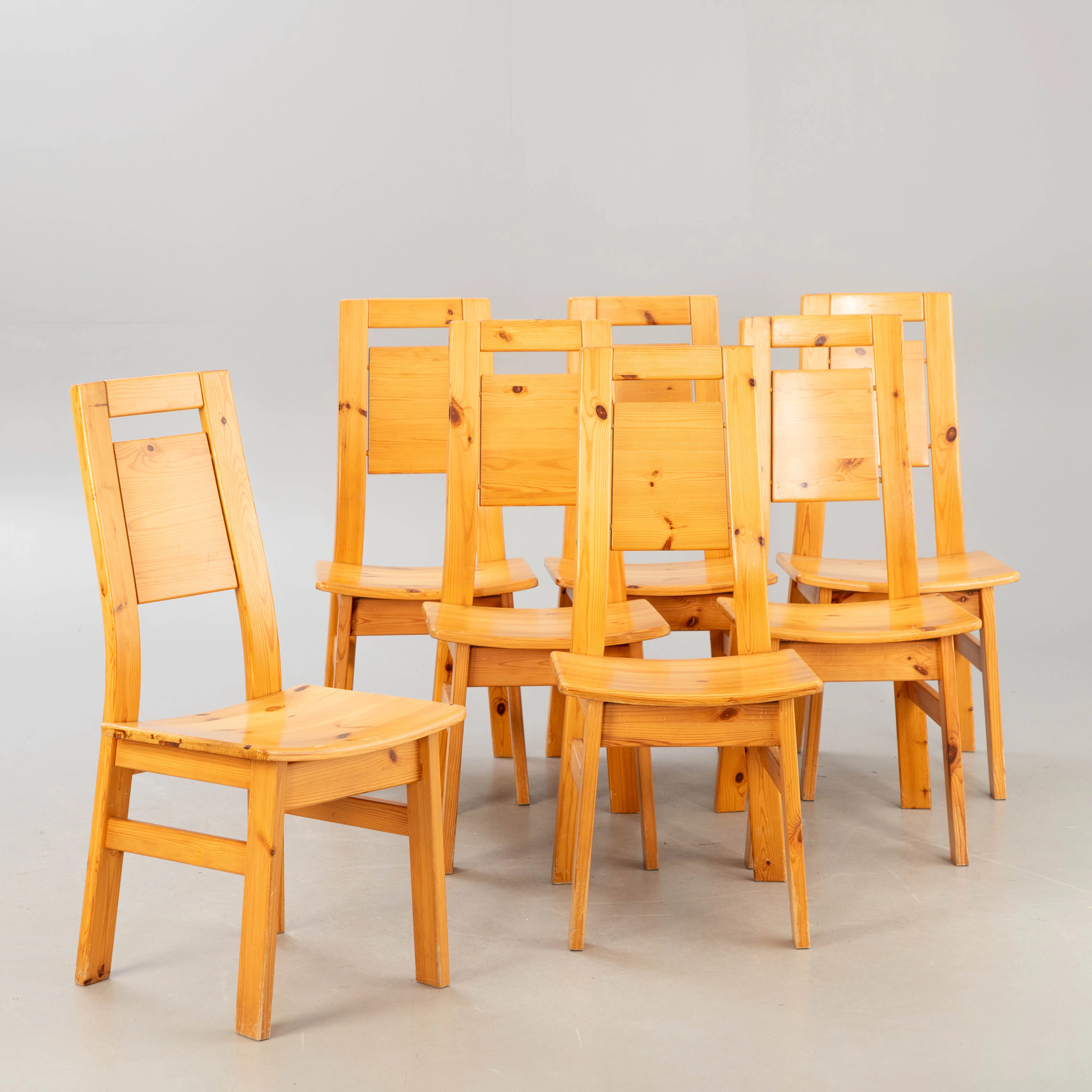 ILMARI TAPIOVAARA. Set Stühle / Esszimmerstühle aus Kiefernholz, Laukaan