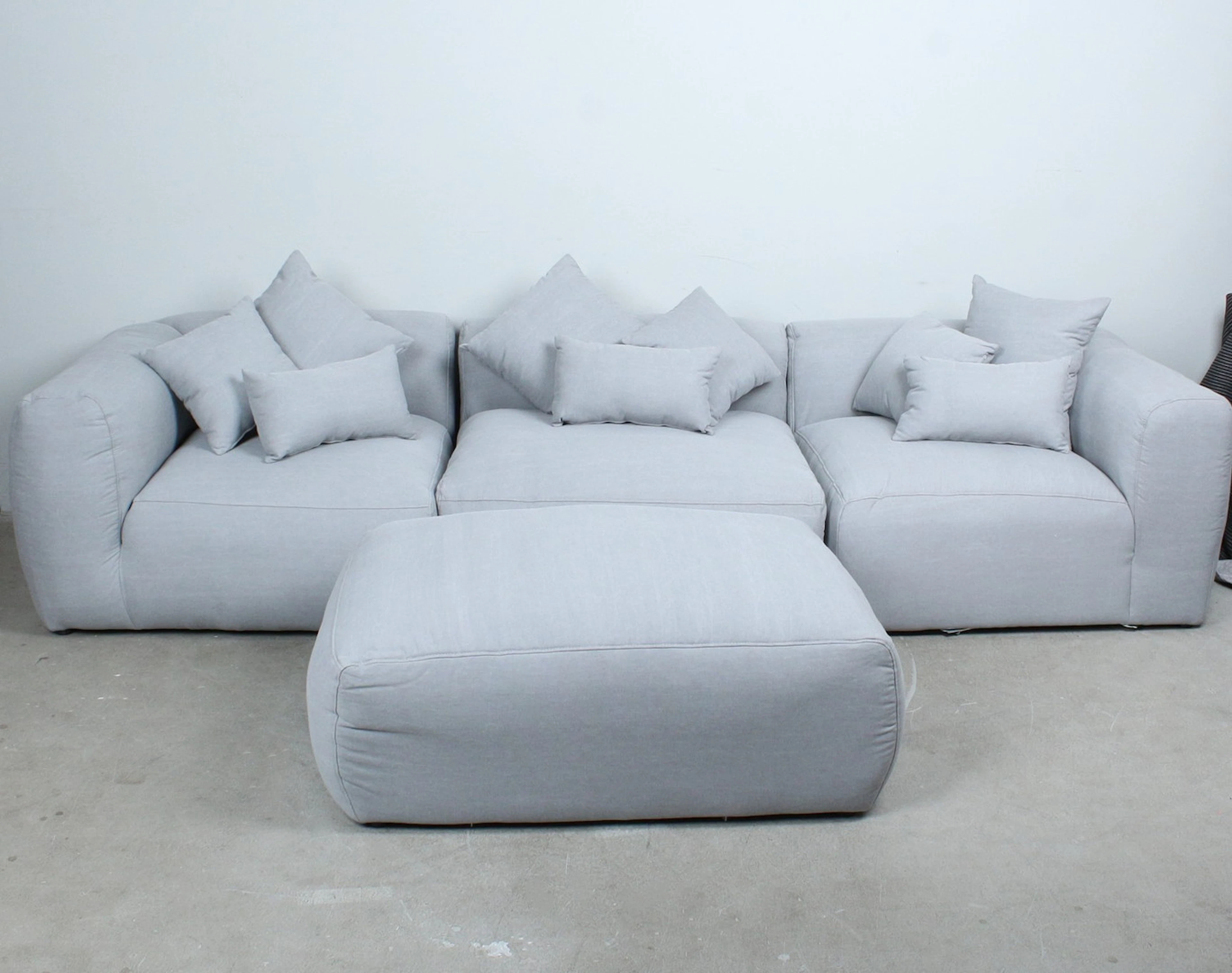 PRIMAVERA. 3-teiliges Modulsofa und Ottomane mit 9 Kissen, Stoff.