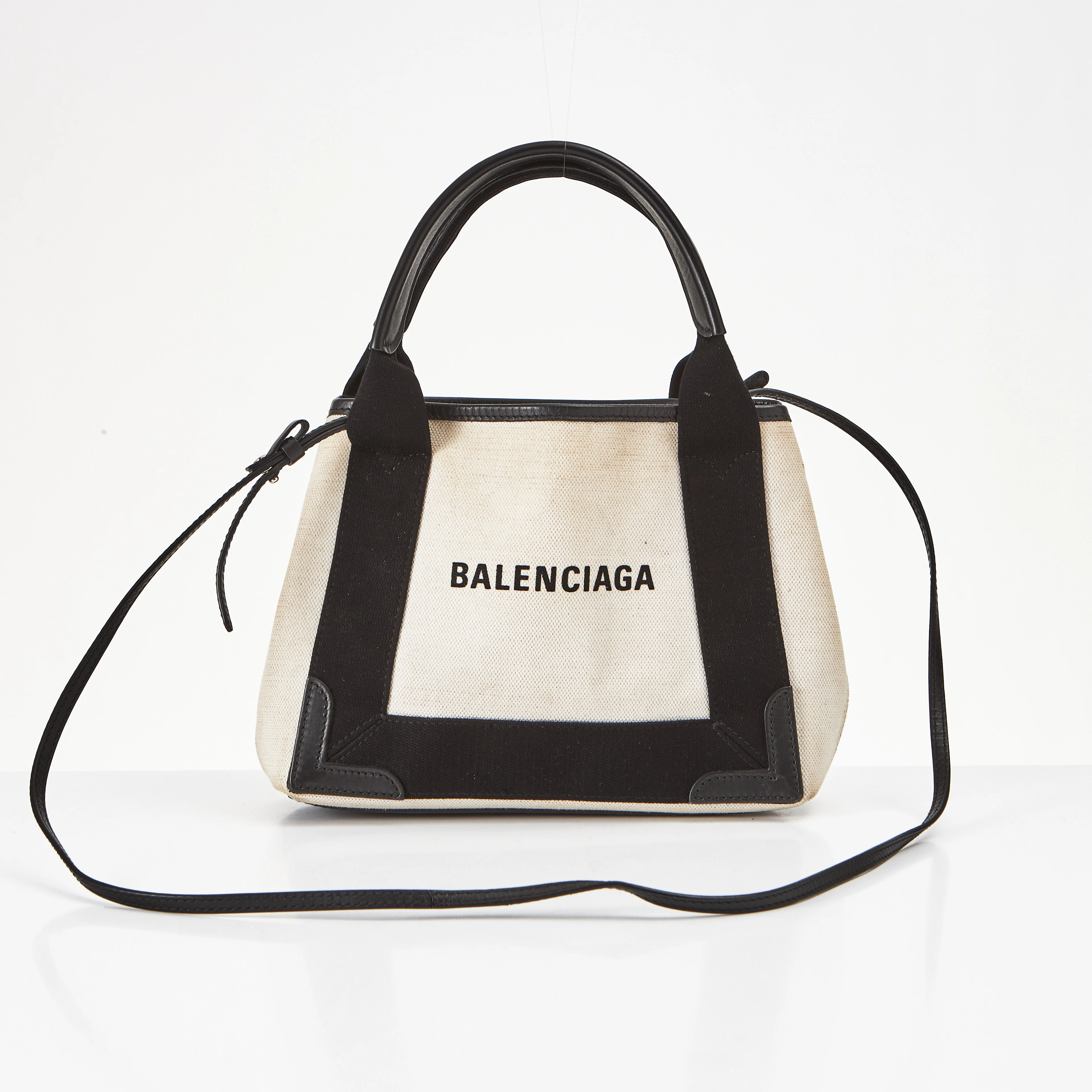 BALENCIAGA, "Cabas", i ljus canvas med svarta läderdetaljer , avtag-