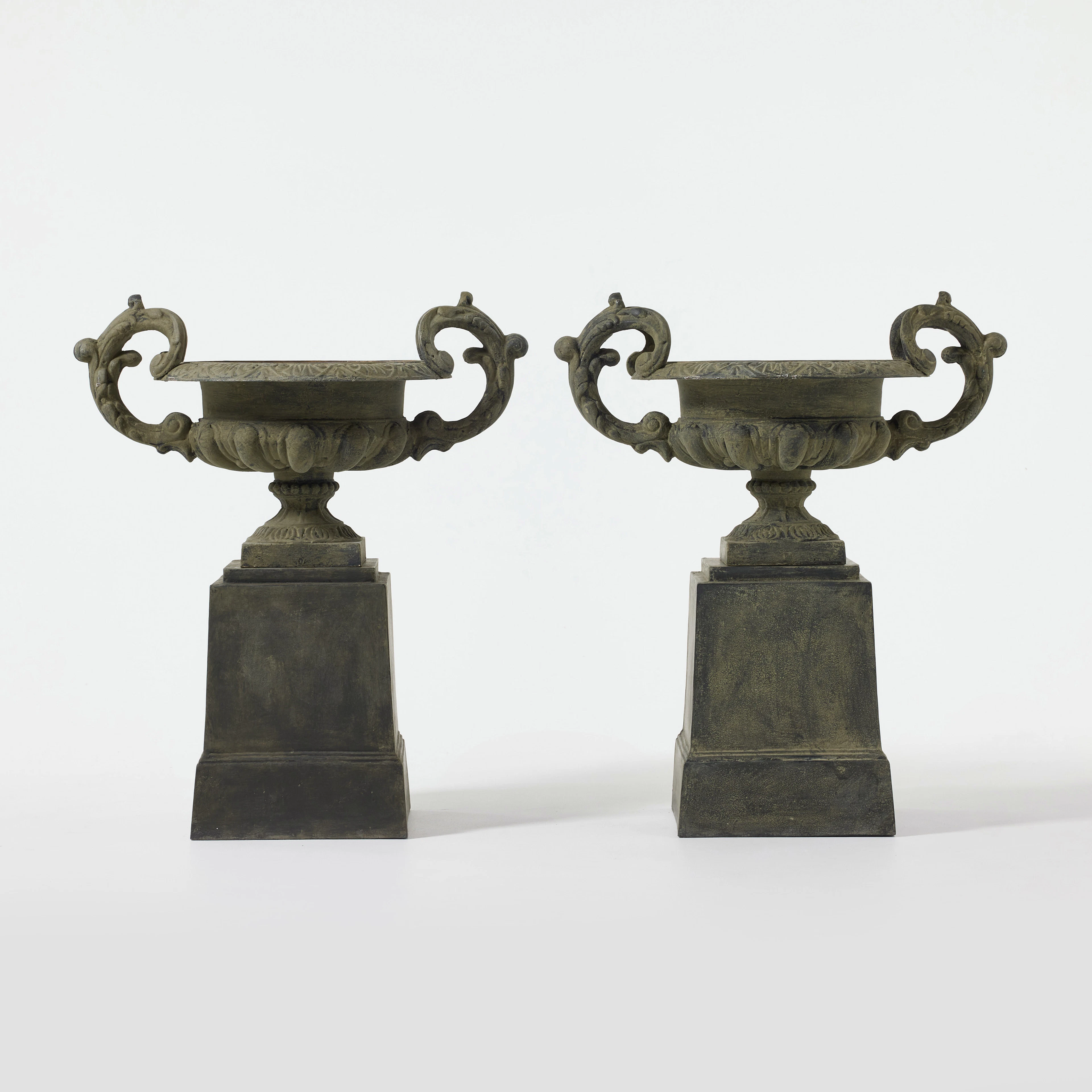 TRÄDGÅRDSURNOR, ett par, 1800-talets slut/1900-talets början, grönpatinerat