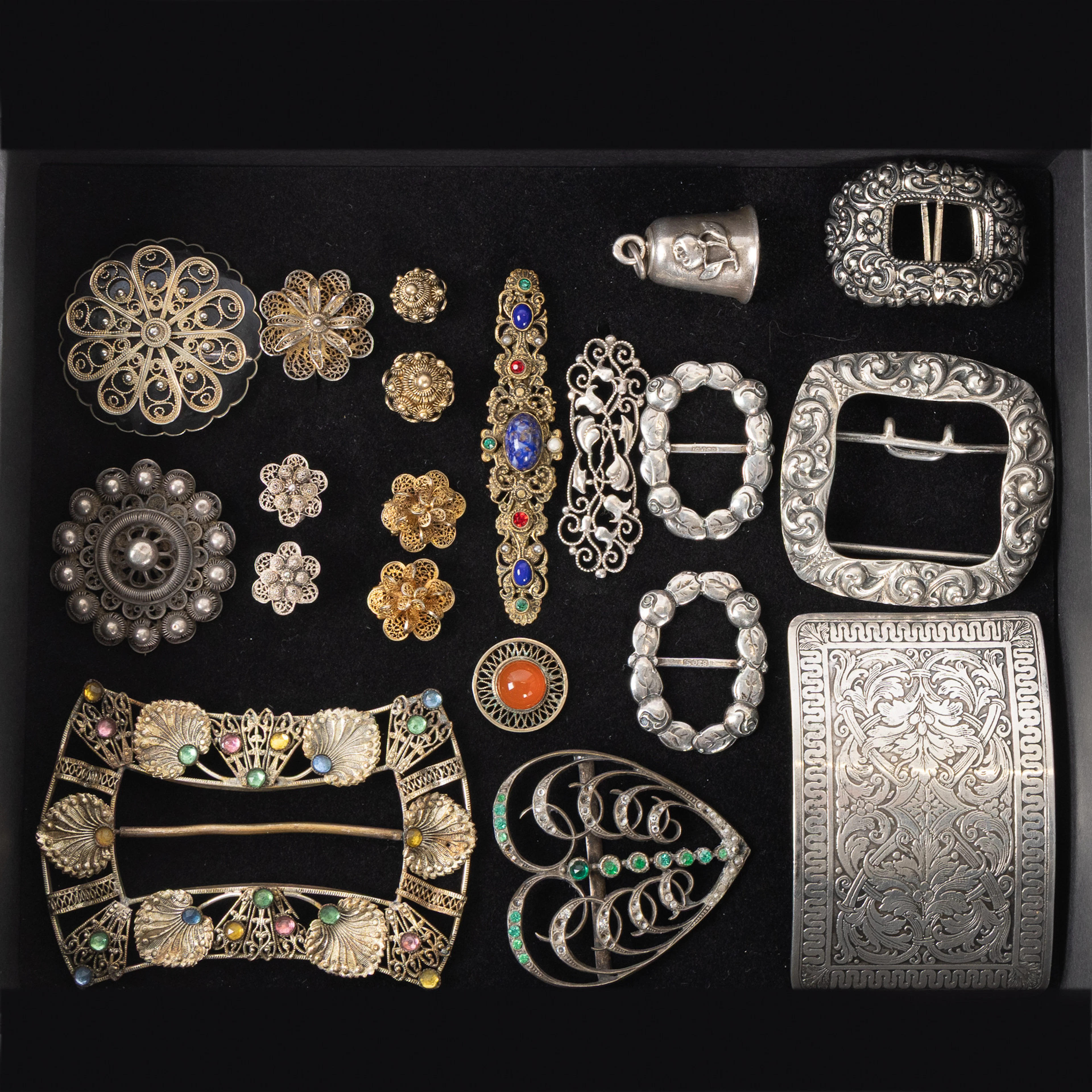 PARTI BIJOUTTERIER, Broscher, spännen, knapp, silver, nysilver, metall